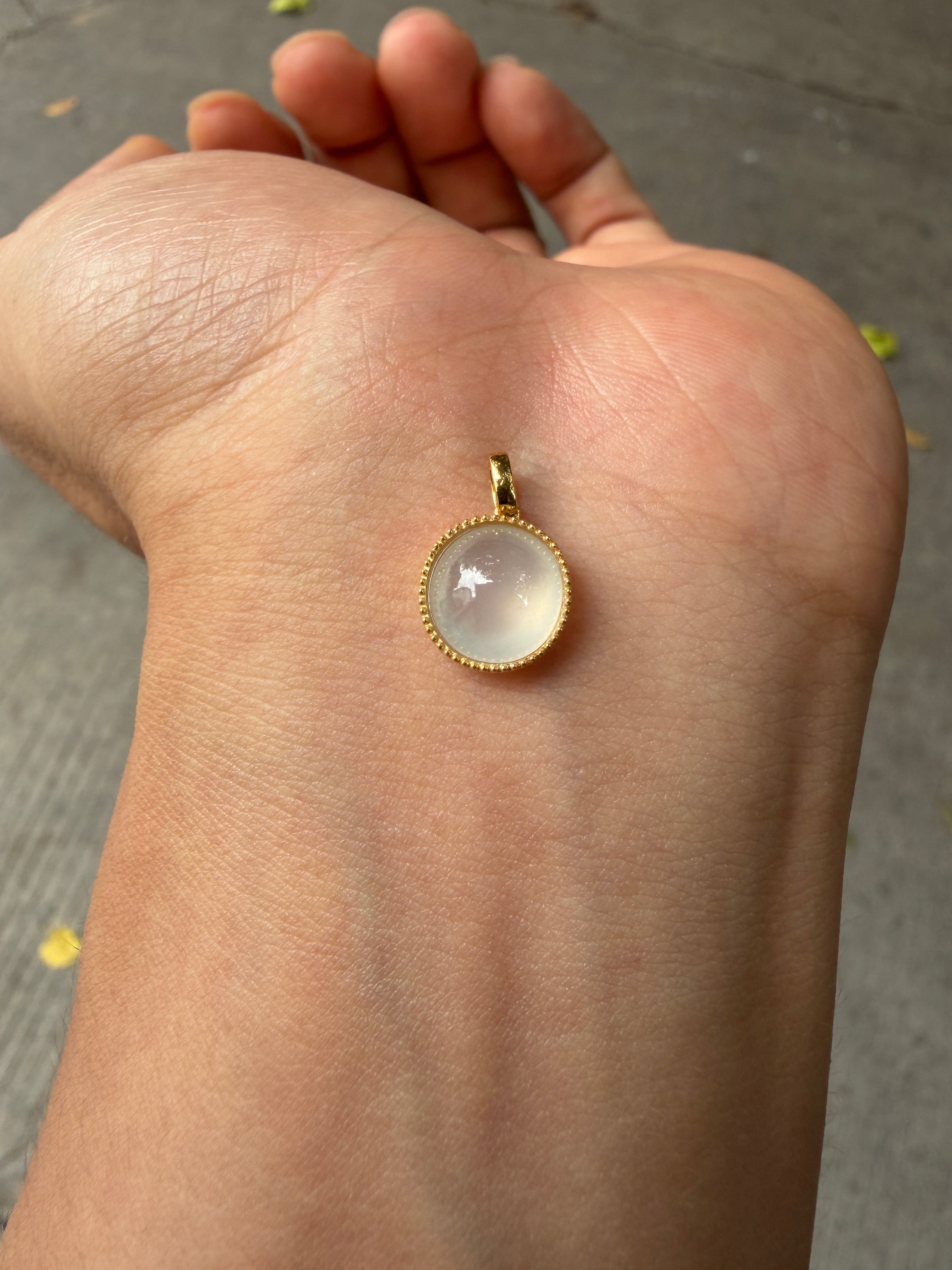Soft Halo – 18K Gold Jadeite Cabochon Pendant
