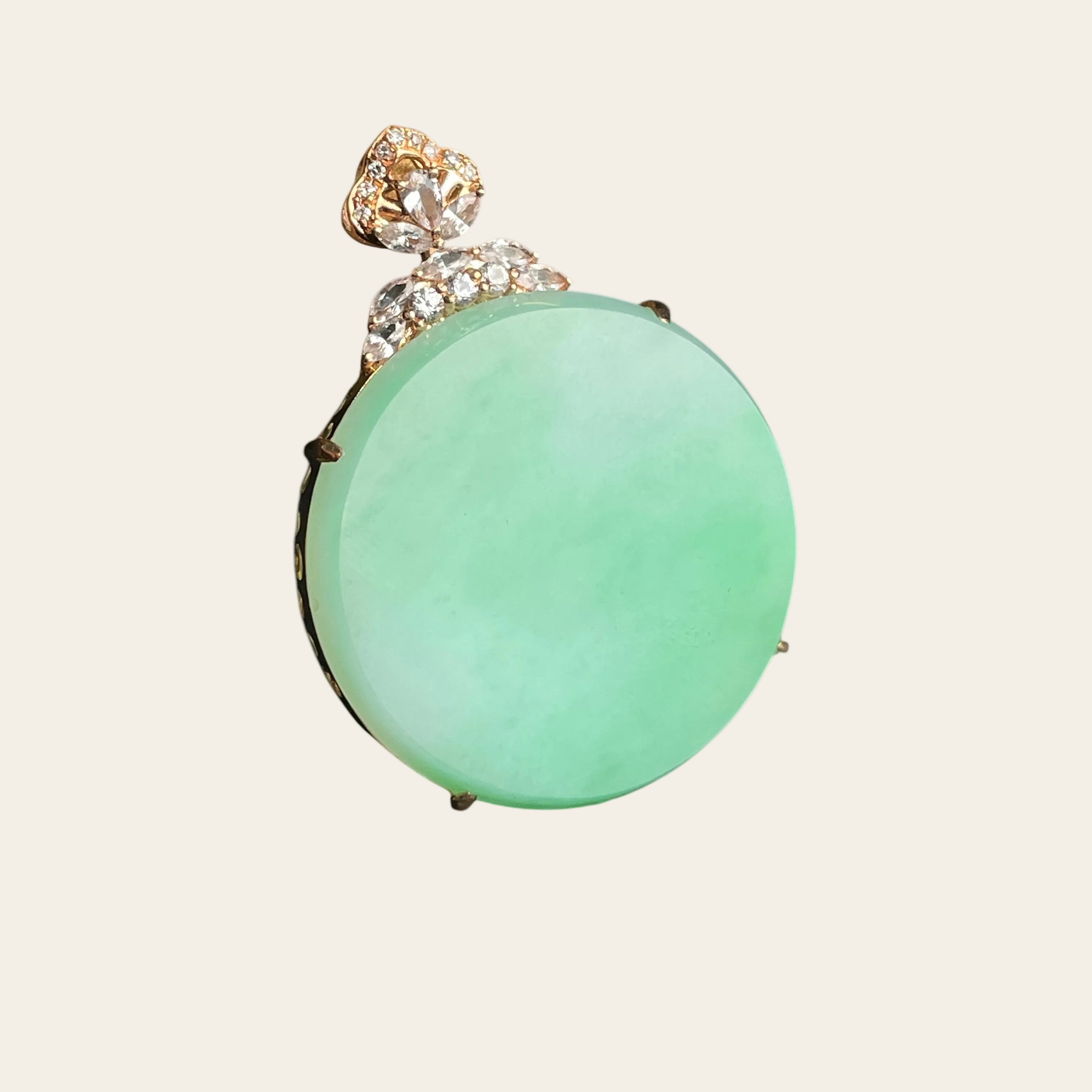 Sylvia Jewelry 18K金镶嵌天然翡翠圆牌吊坠,柔和的薄荷绿色,经典圆形设计,适合日常佩戴。