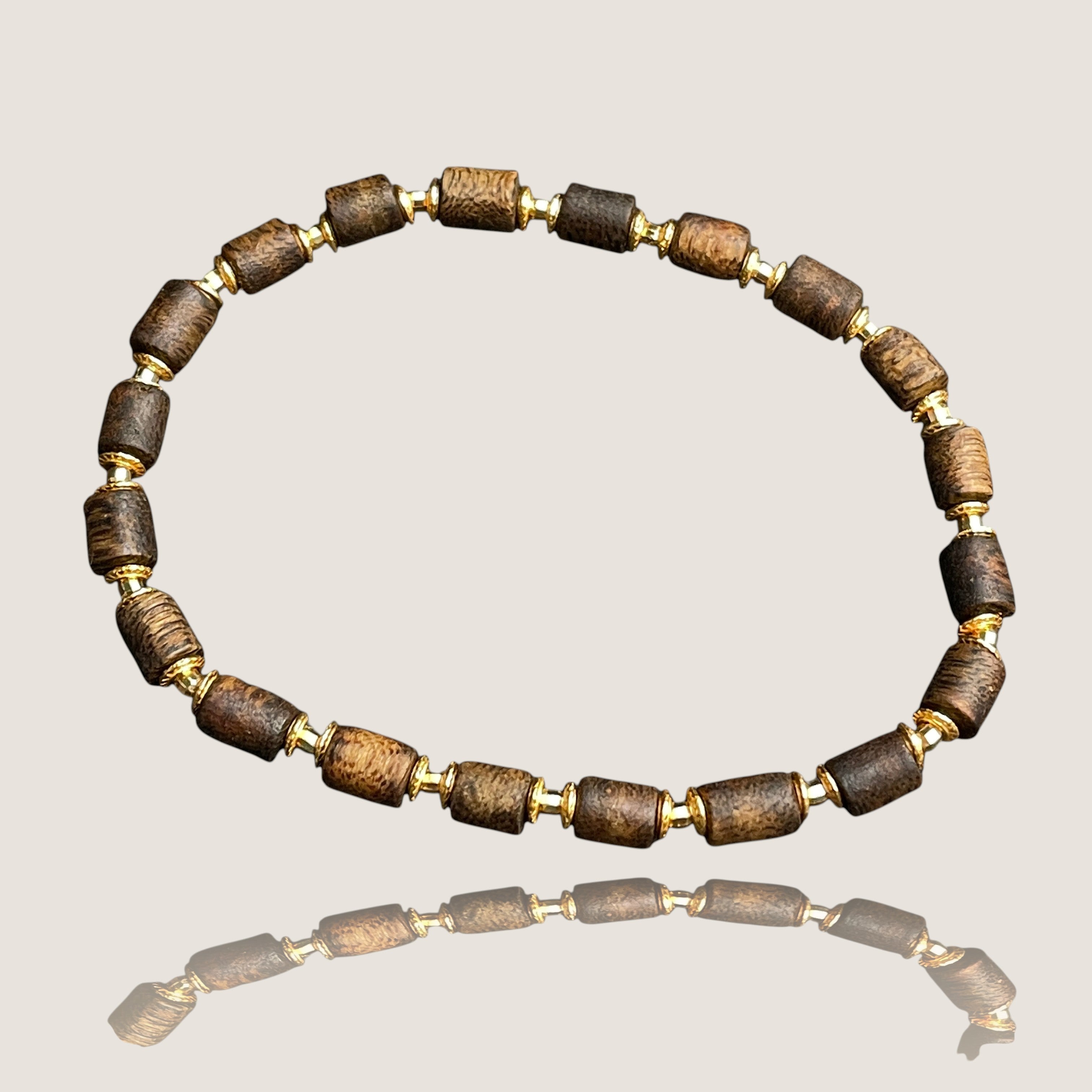 Sylvia Jewelry 沉香木桶珠手链,金色调点缀,自然纹理,简约优雅,适合日常佩戴。