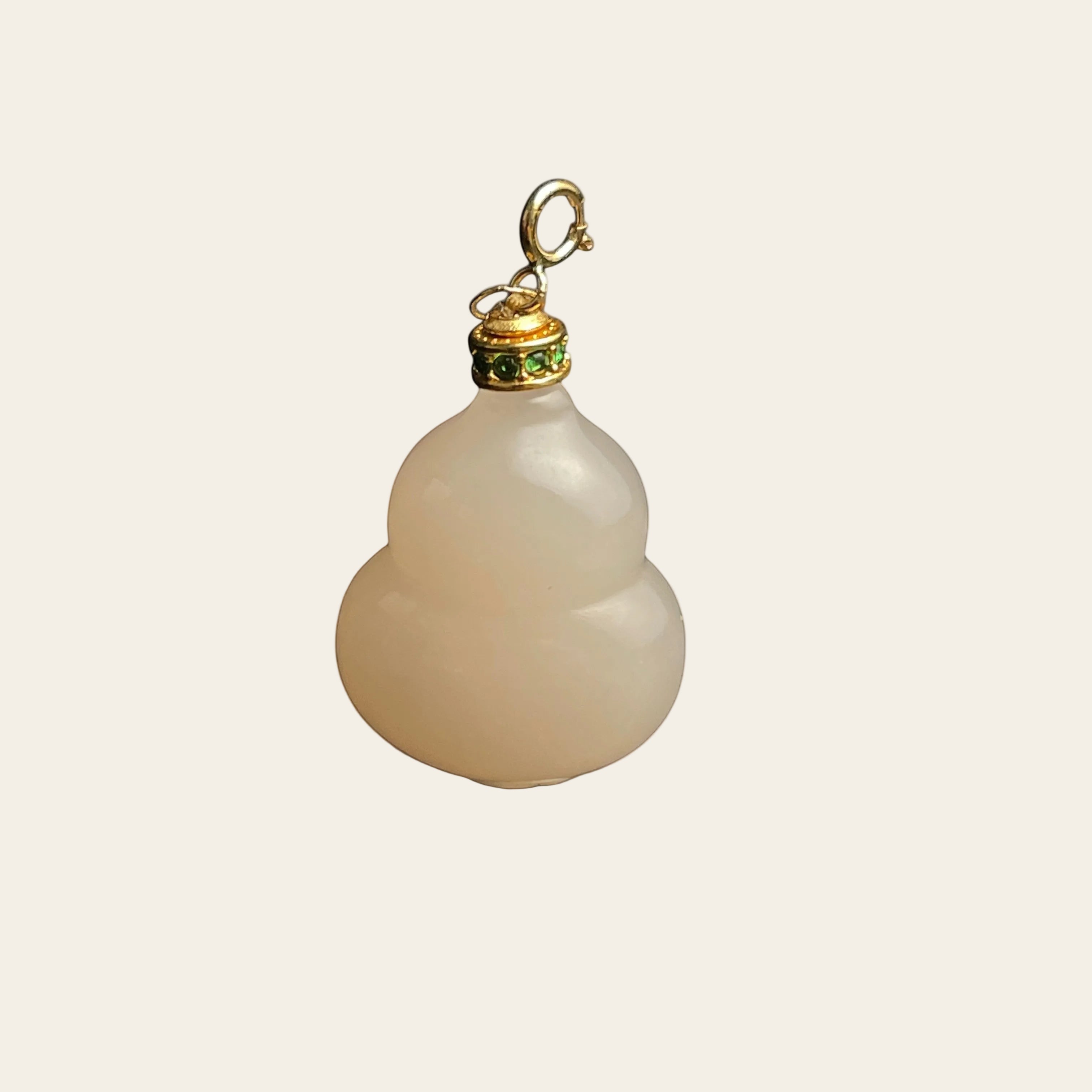 Sylvia Jewelry 葫芦形吊坠,玉石材质,镶嵌绿色宝石,金色搭扣