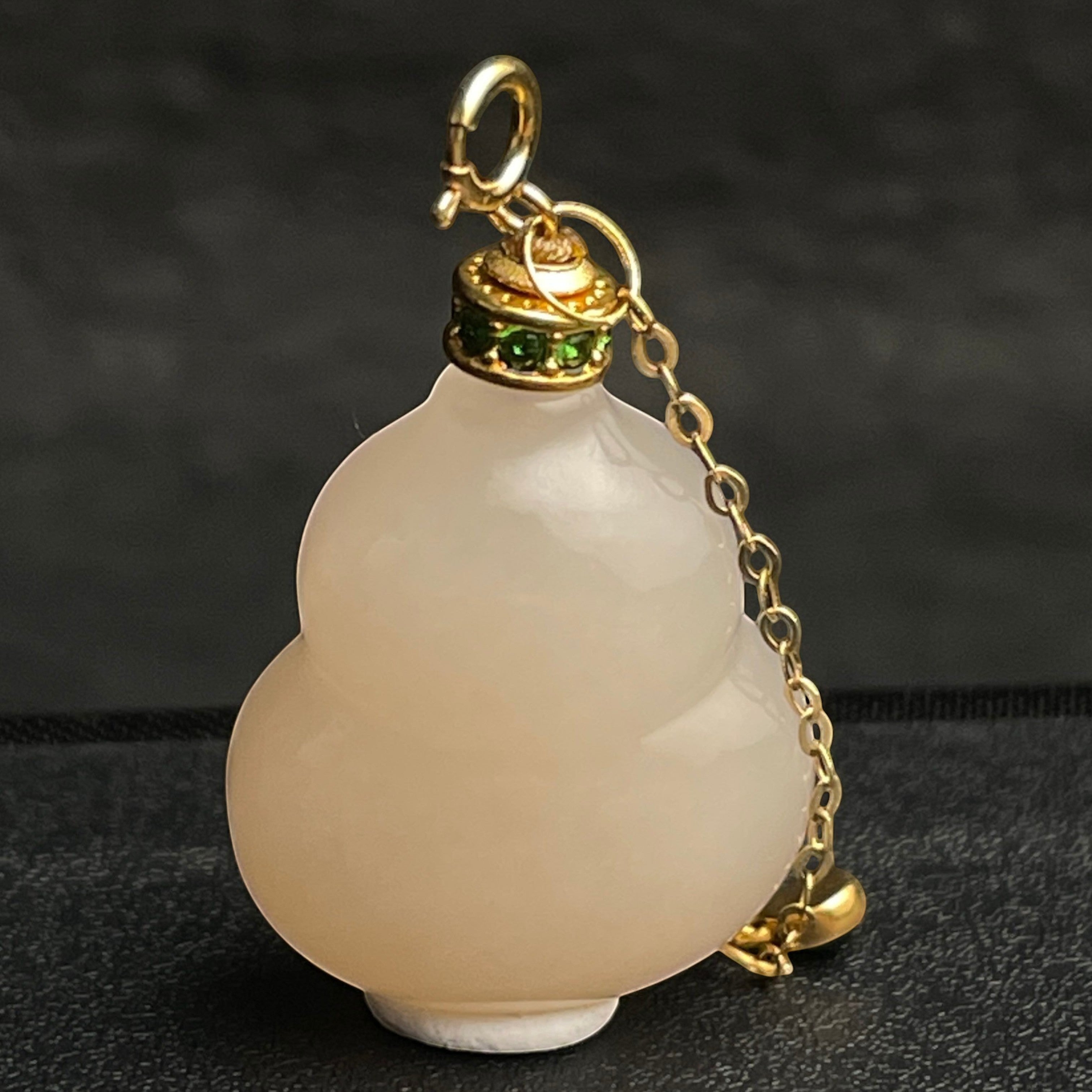 Sylvia Jewelry 葫芦形吊坠,淡黄色玉石材质,金色链条装饰,绿色宝石点缀。