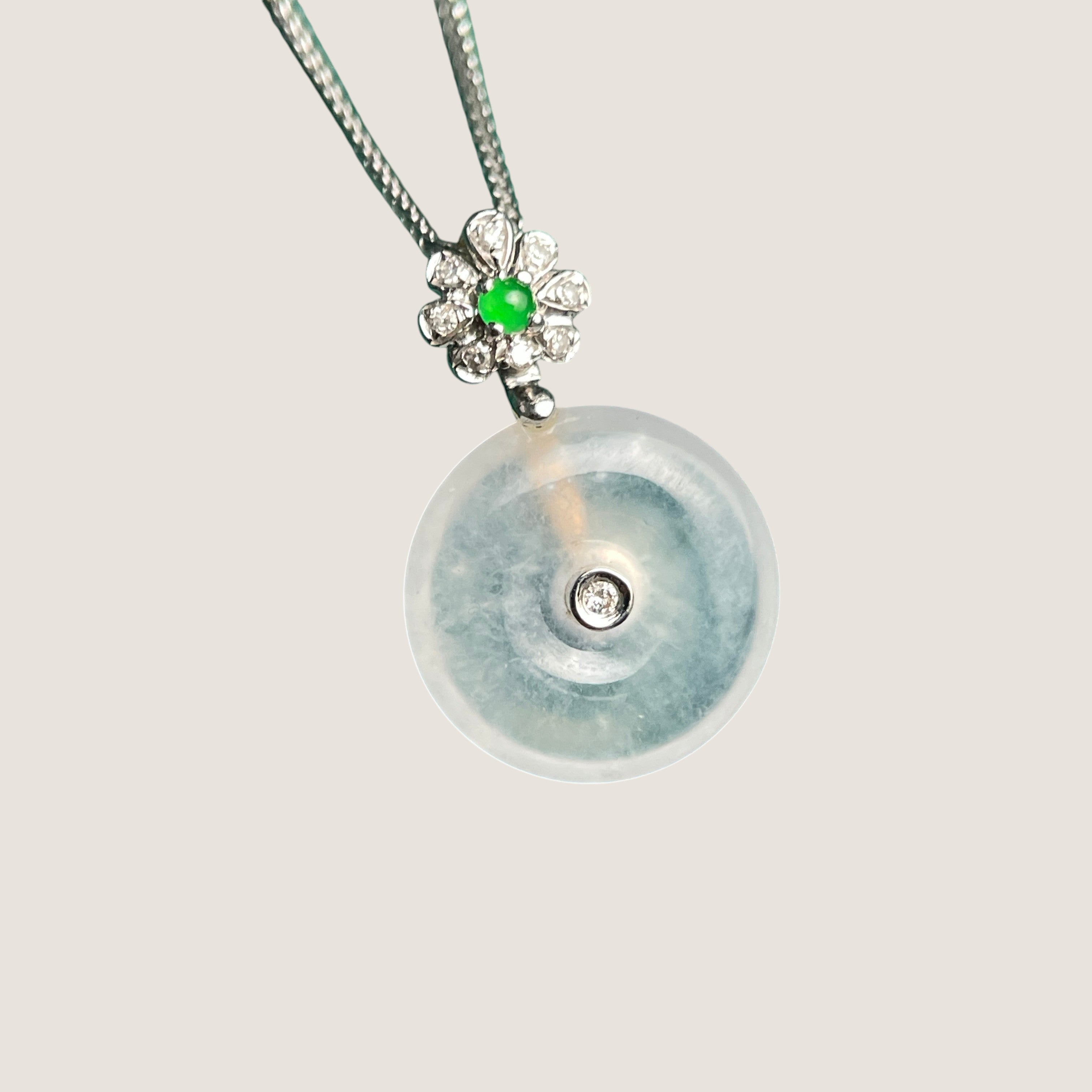 Sylvia Jewelry 冰种翡翠吊坠,镶嵌钻石和绿宝石,花朵造型,简约设计。