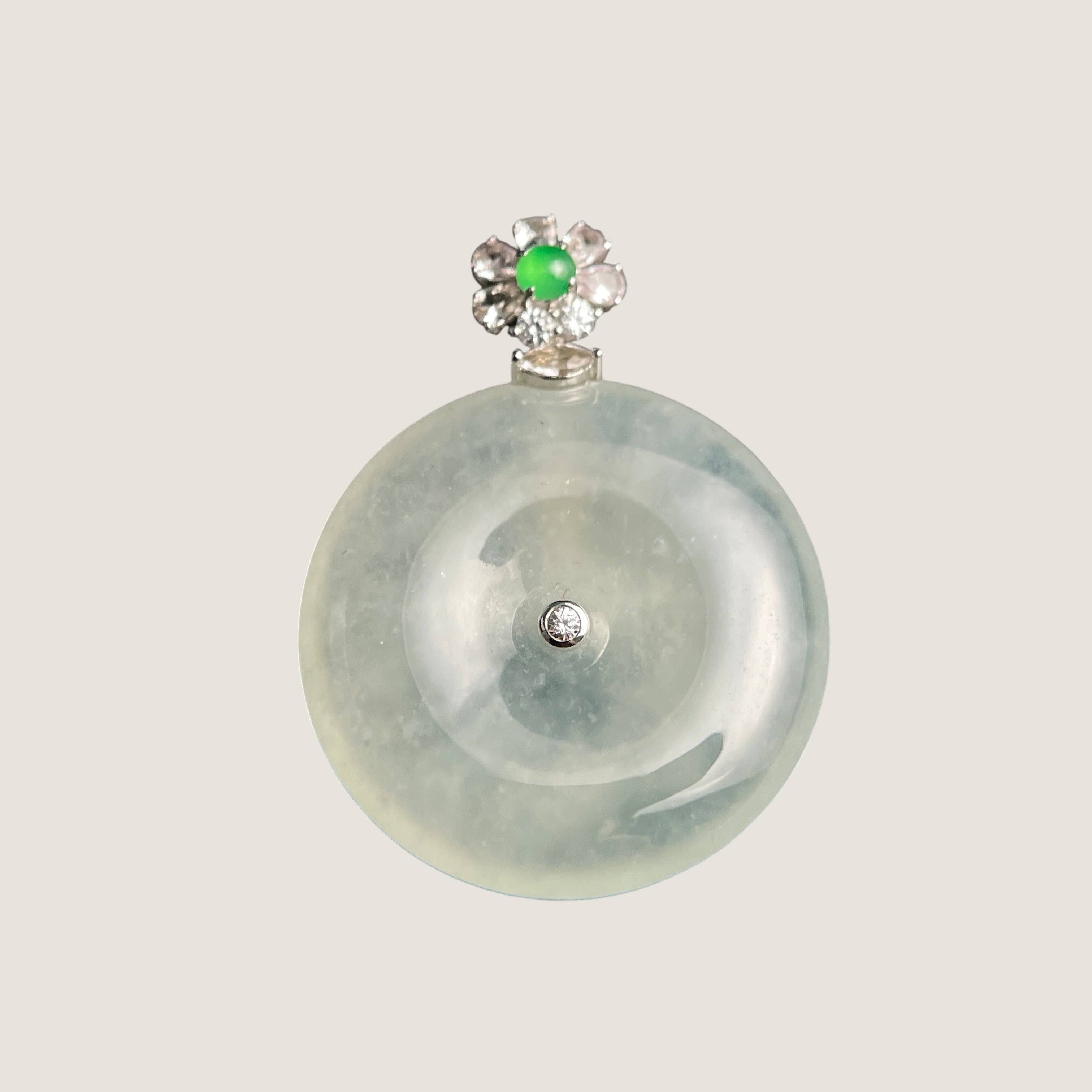 Sylvia Jewelry 冰种翡翠圆牌吊坠,镶嵌钻石和绿宝石花朵,精致优雅。