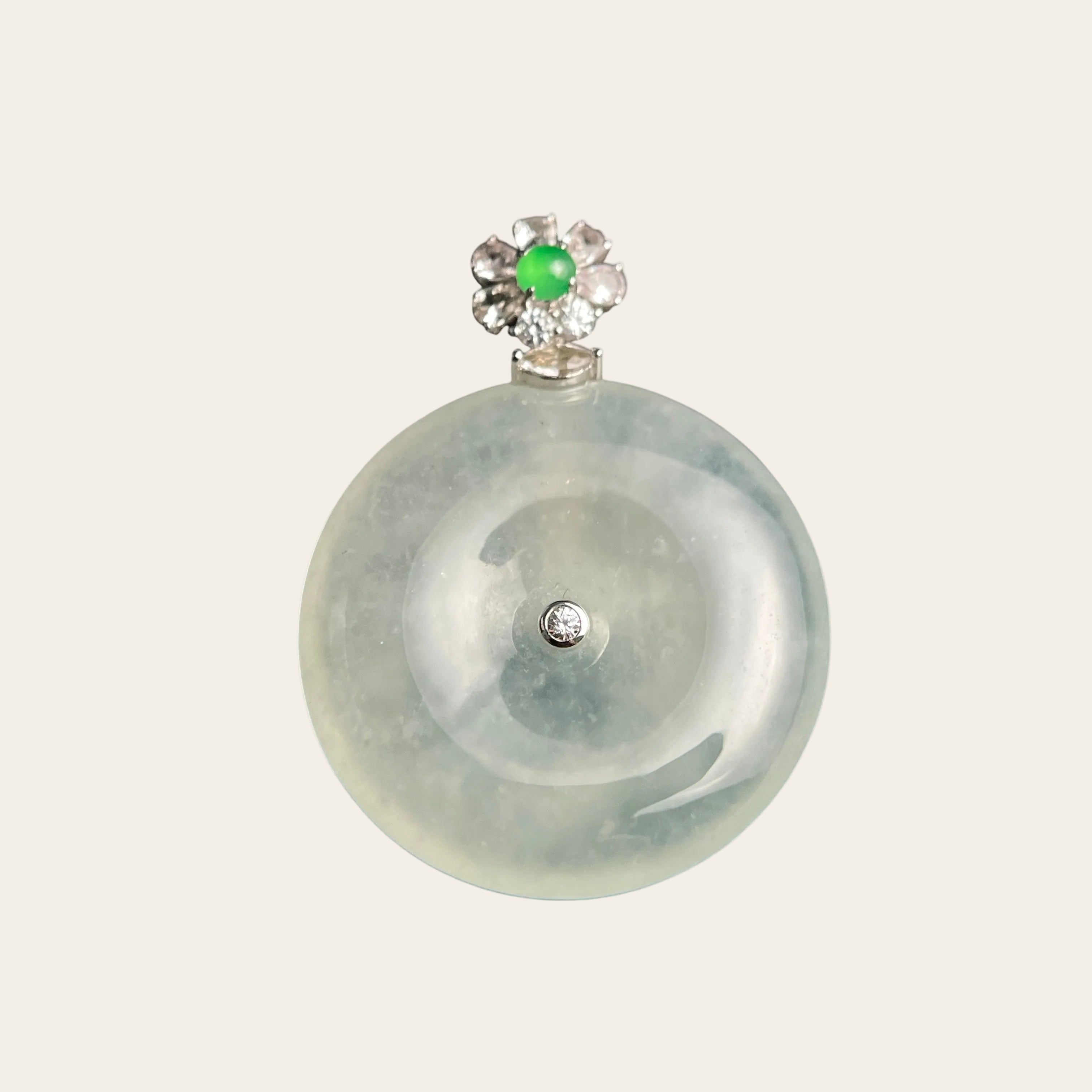 Sylvia Jewelry 冰种翡翠圆牌吊坠,镶嵌钻石和绿宝石花朵,精致优雅。