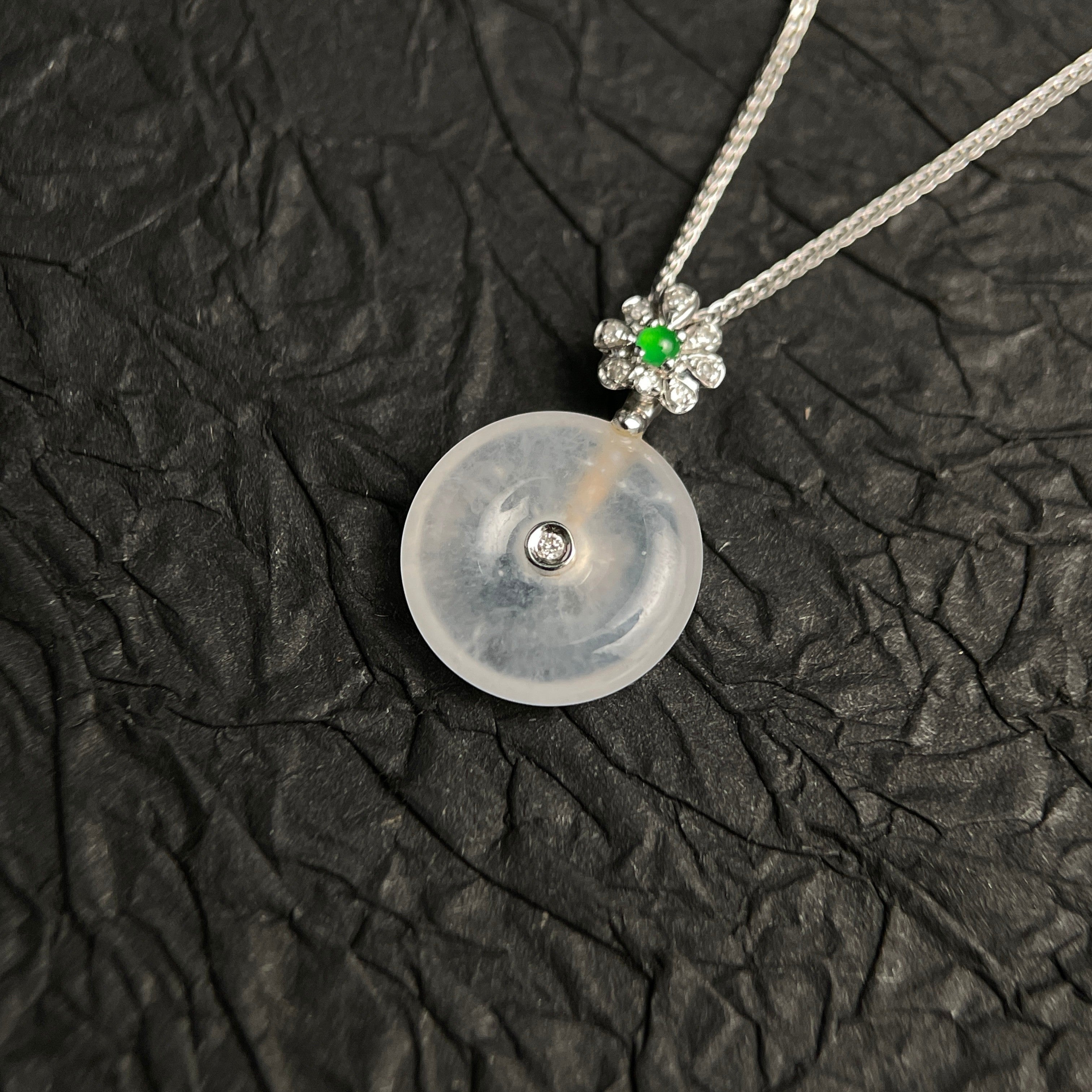 Sylvia Jewelry 冰种翡翠圆牌吊坠,镶嵌钻石和绿宝石花朵,搭配银链