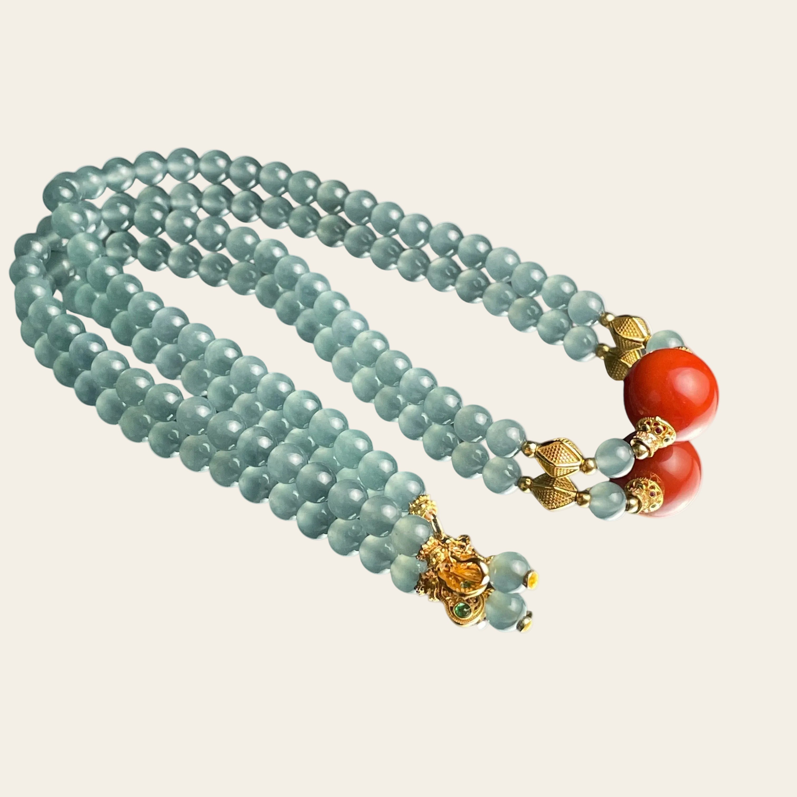 Sylvia Jewelry 冰种淡绿色翡翠珠串,搭配红色玛瑙和金色配饰,精致典雅。
