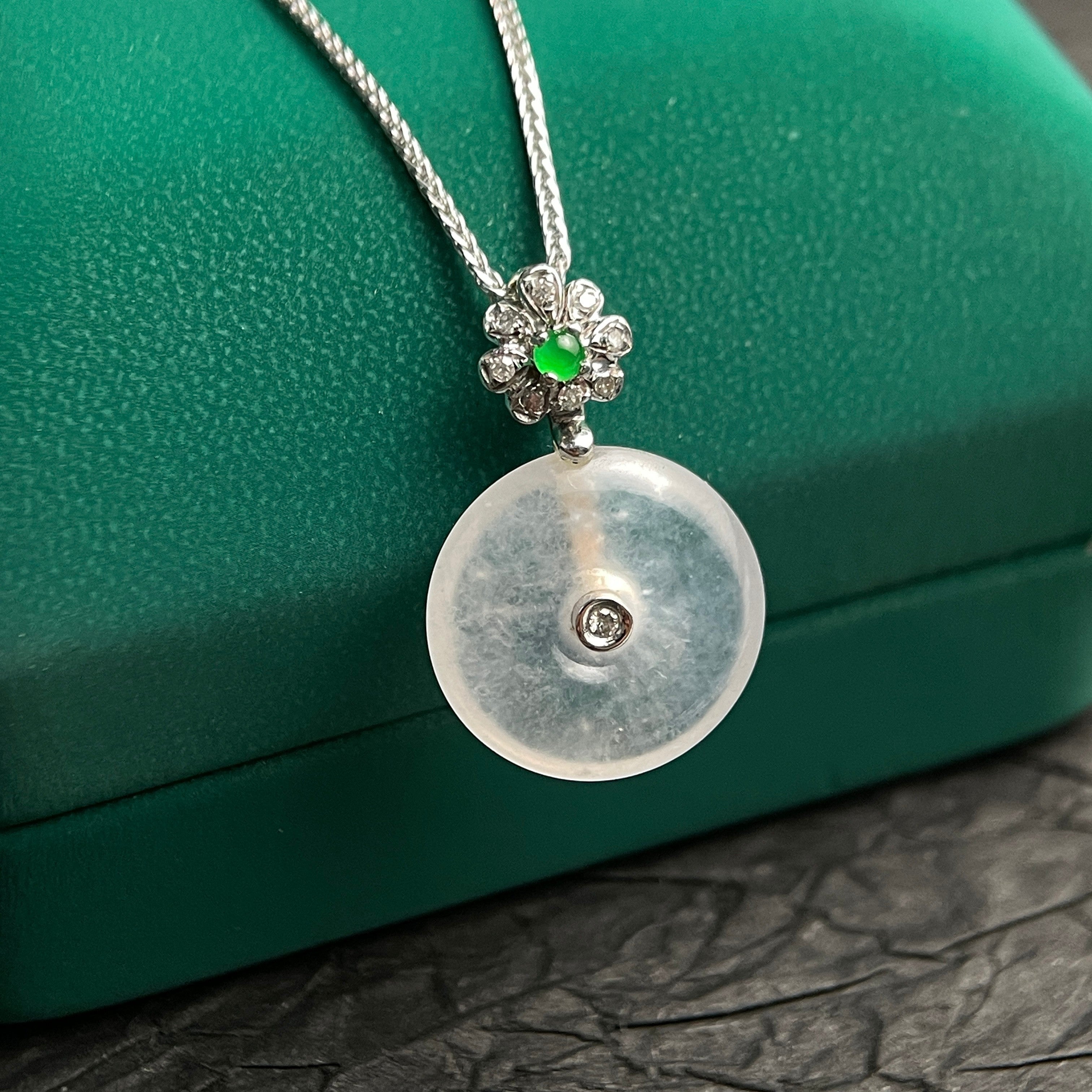 Sylvia Jewelry 冰种翡翠吊坠,镶嵌钻石和绿宝石,花朵造型,简约设计。
