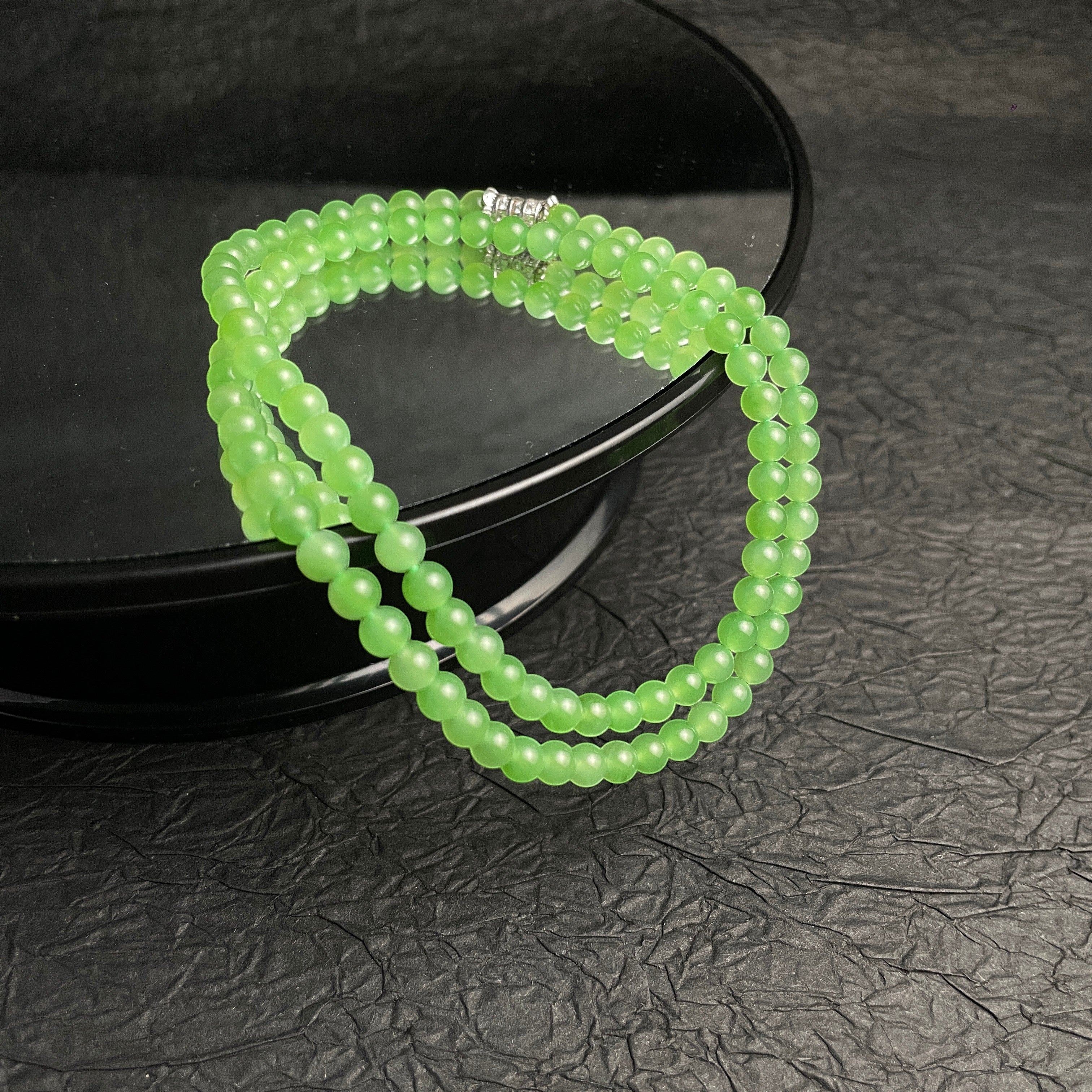 Sylvia Jewelry 浅绿色串珠手链,双层设计,闪亮搭扣。