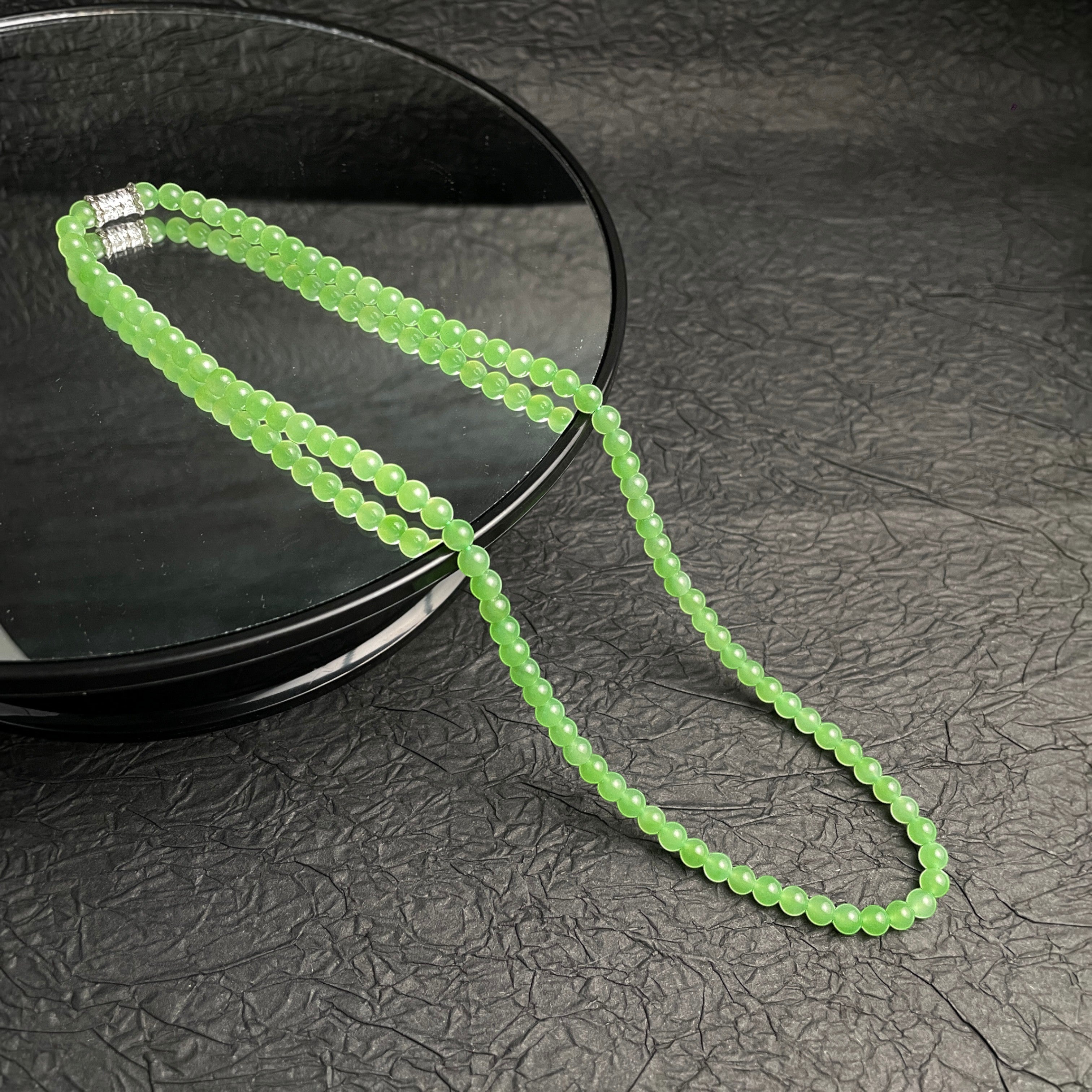 Sylvia Jewelry 浅绿色串珠项链,配有闪亮的银色搭扣,适合日常佩戴。