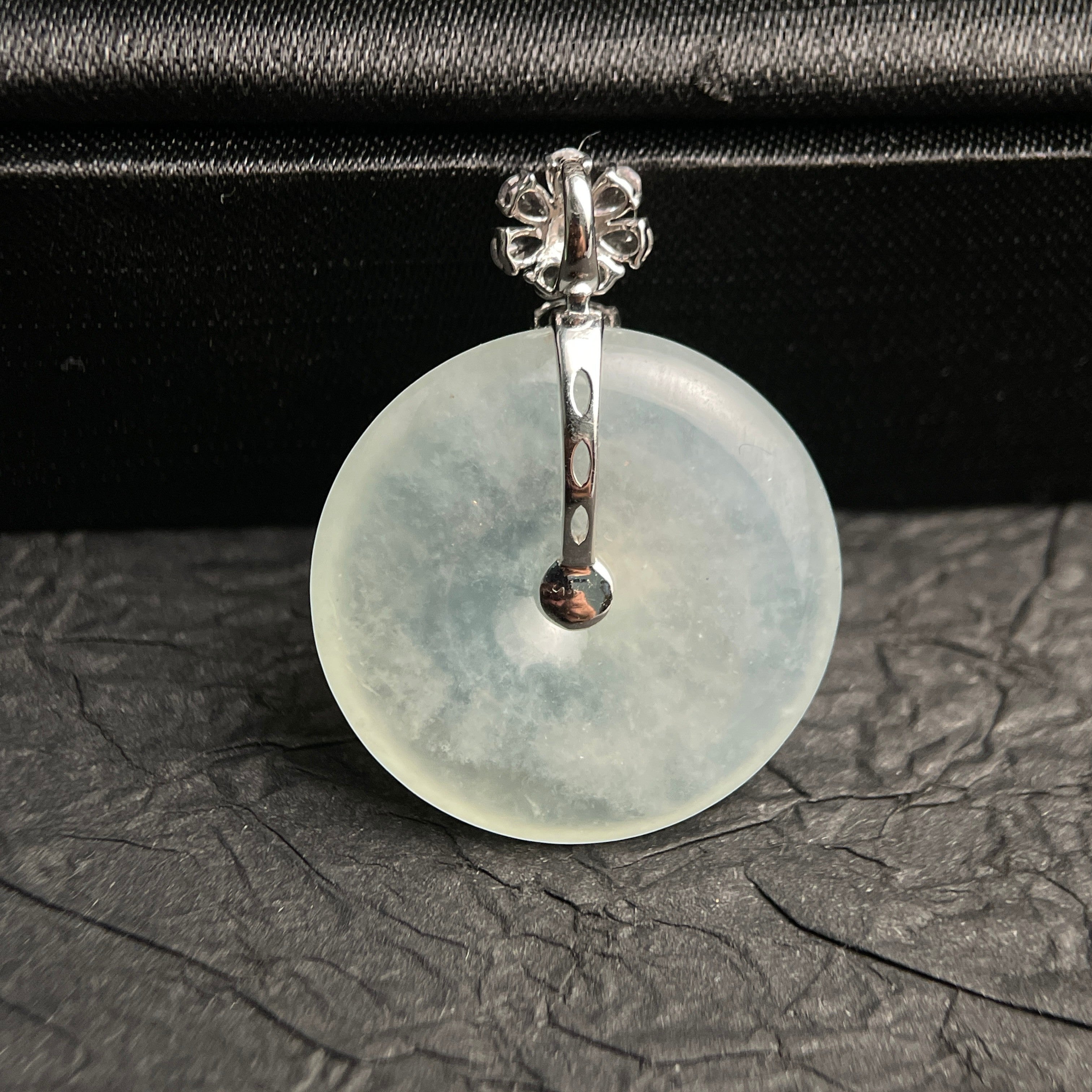 Sylvia Jewelry 冰种翡翠平安扣吊坠,浅绿色,玉石材质,简约设计,适合日常佩戴。