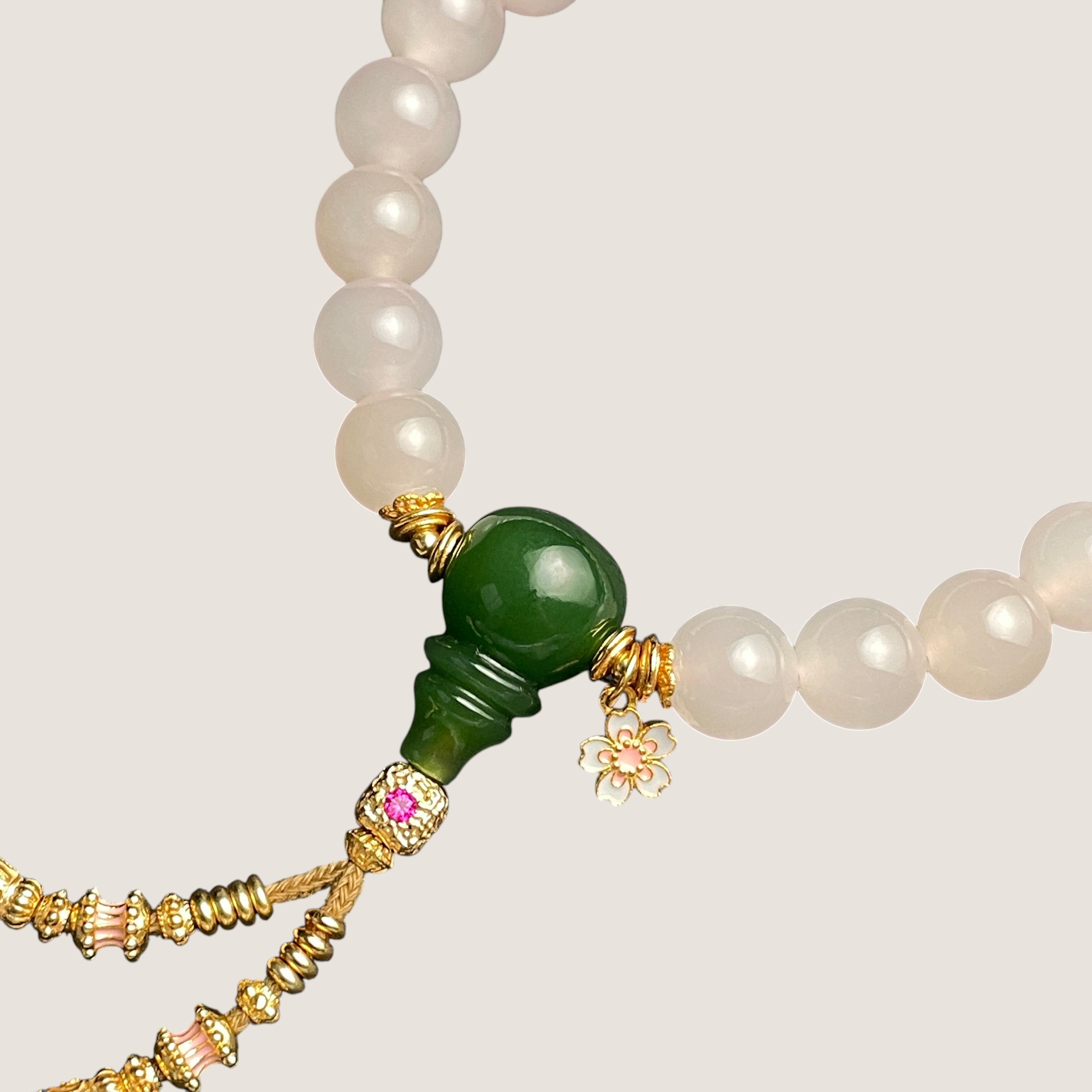 Sylvia Jewelry 粉色水晶珠子手链,搭配绿色葫芦吊坠和樱花小挂件,金色配饰