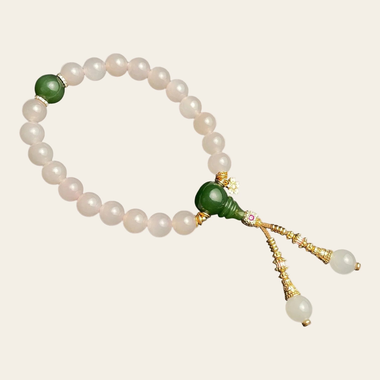 Sylvia Jewelry 粉色水晶珠串搭配绿色葫芦吊坠和白色水晶球流苏,精致典雅。