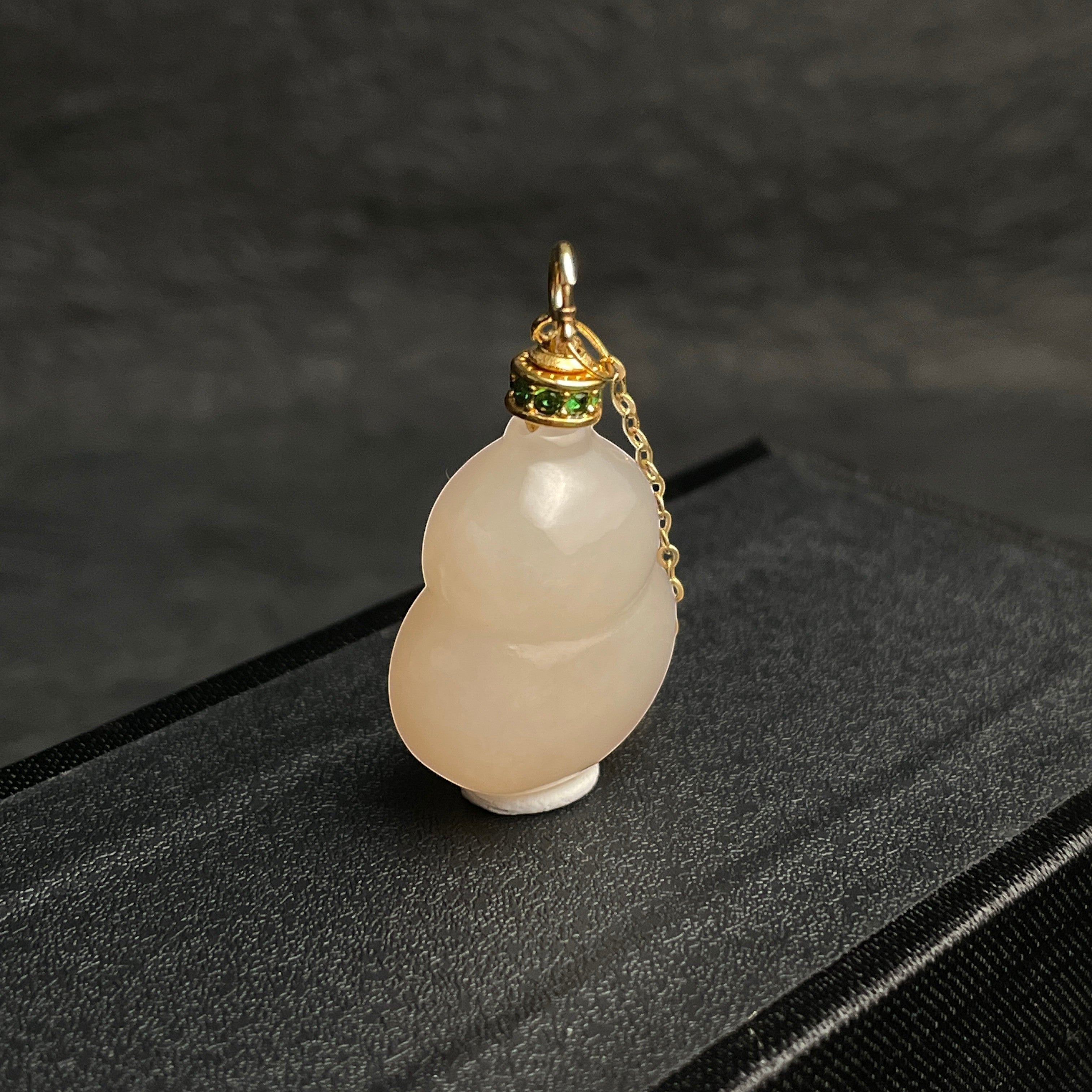 Sylvia Jewelry 浅粉色葫芦形玉石吊坠,镶嵌绿色宝石,配金色链条。