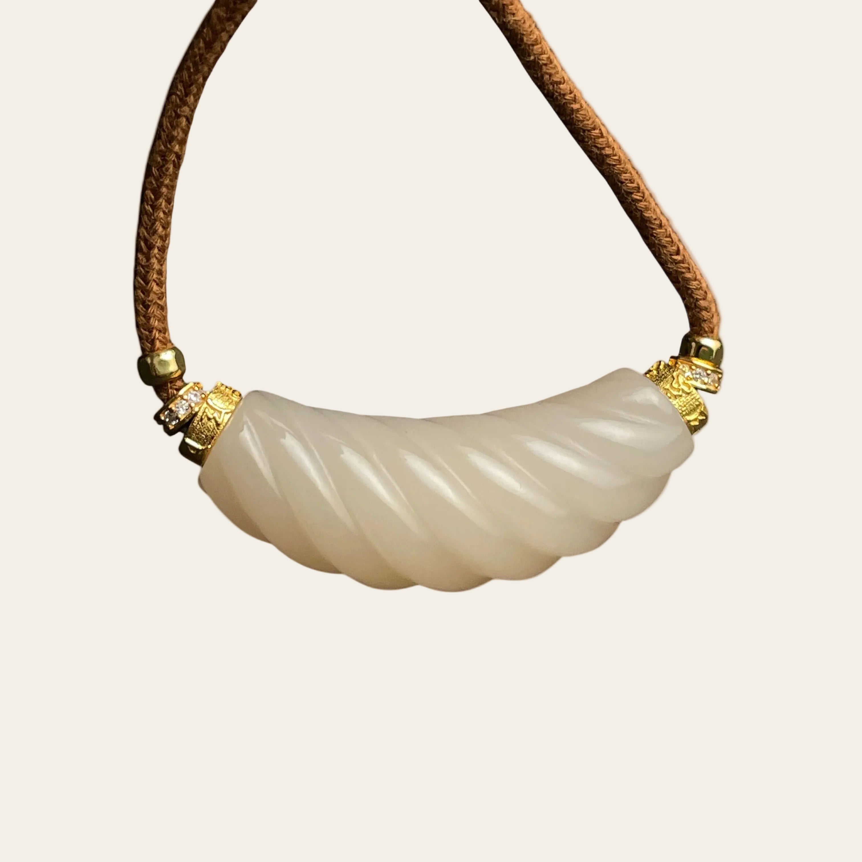 Sylvia Jewelry 扭纹粉色和田玉吊坠,金色镀层点缀,优雅浪漫,适合日常佩戴。