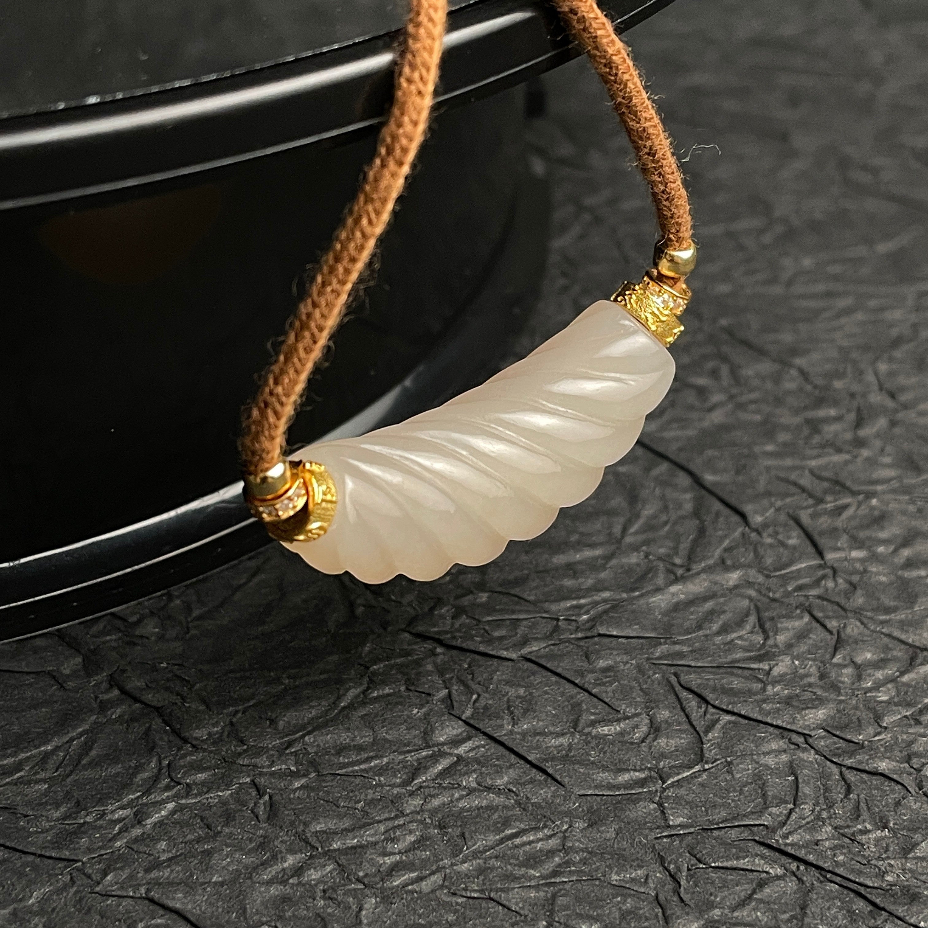 Sylvia Jewelry 扭转粉色和田玉吊坠,带金色镀层装饰和棕色绳子,适合日常优雅佩戴。