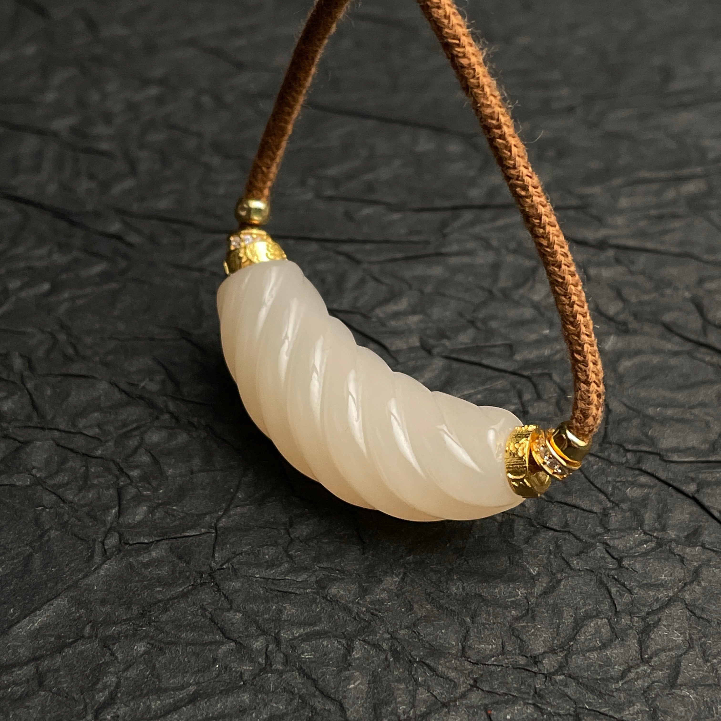 Sylvia Jewelry 扭转粉色和田玉吊坠,金色镶嵌,搭配棕色绳链,优雅浪漫。