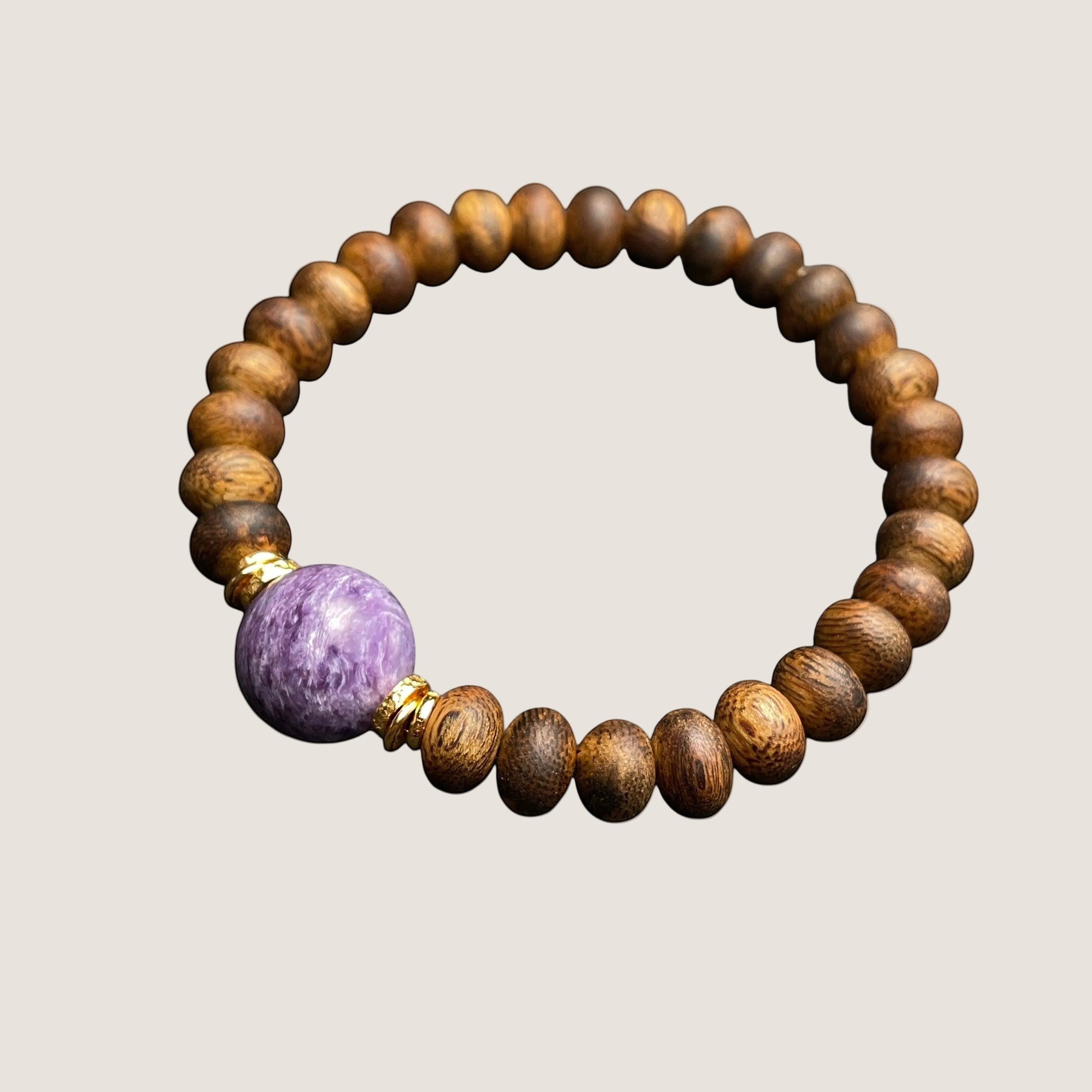 Sylvia Jewelry 紫色查罗石手链,搭配木质珠子和金色隔珠,简约设计。
