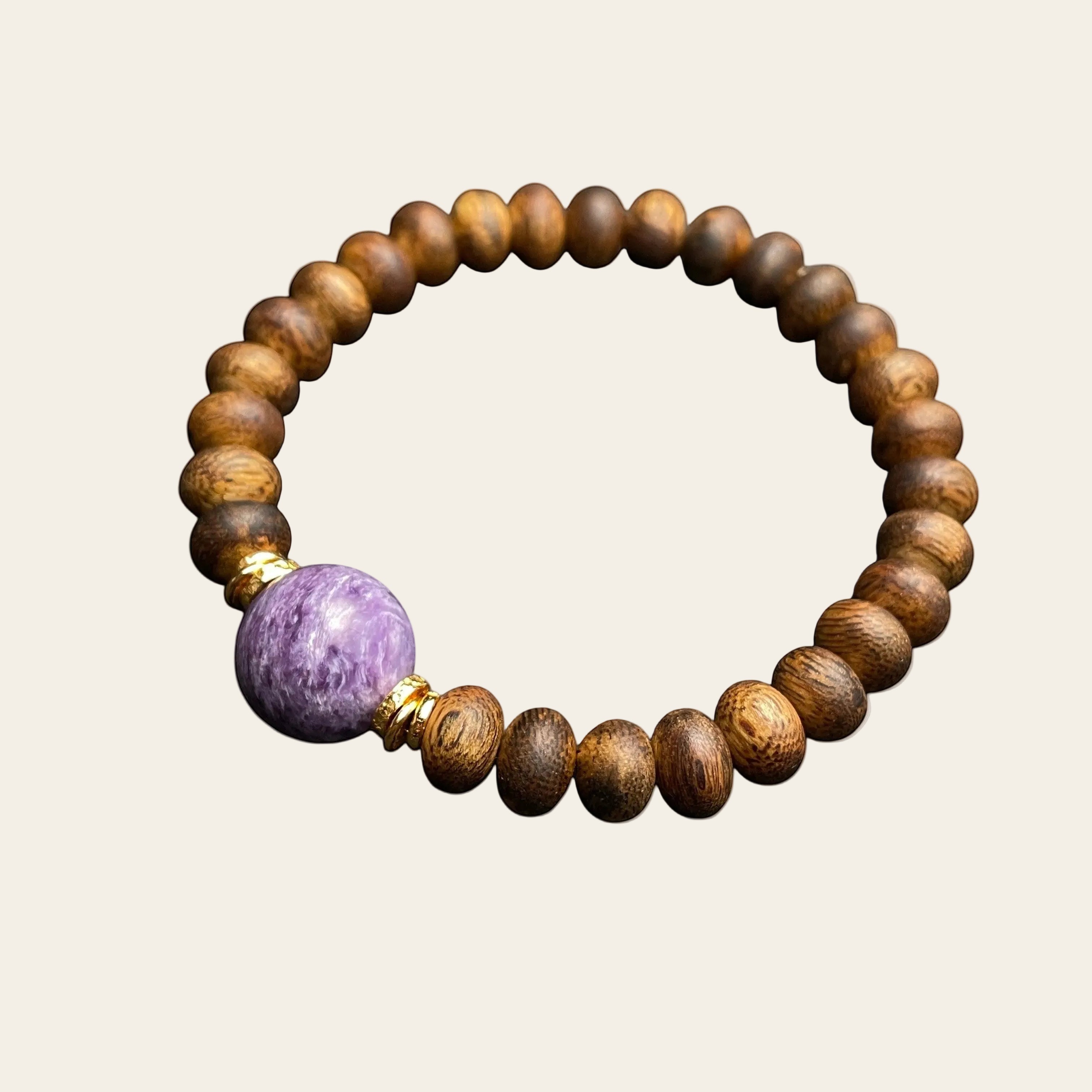 Sylvia Jewelry 紫色查罗石手链,搭配木质珠子和金色隔珠,简约设计。
