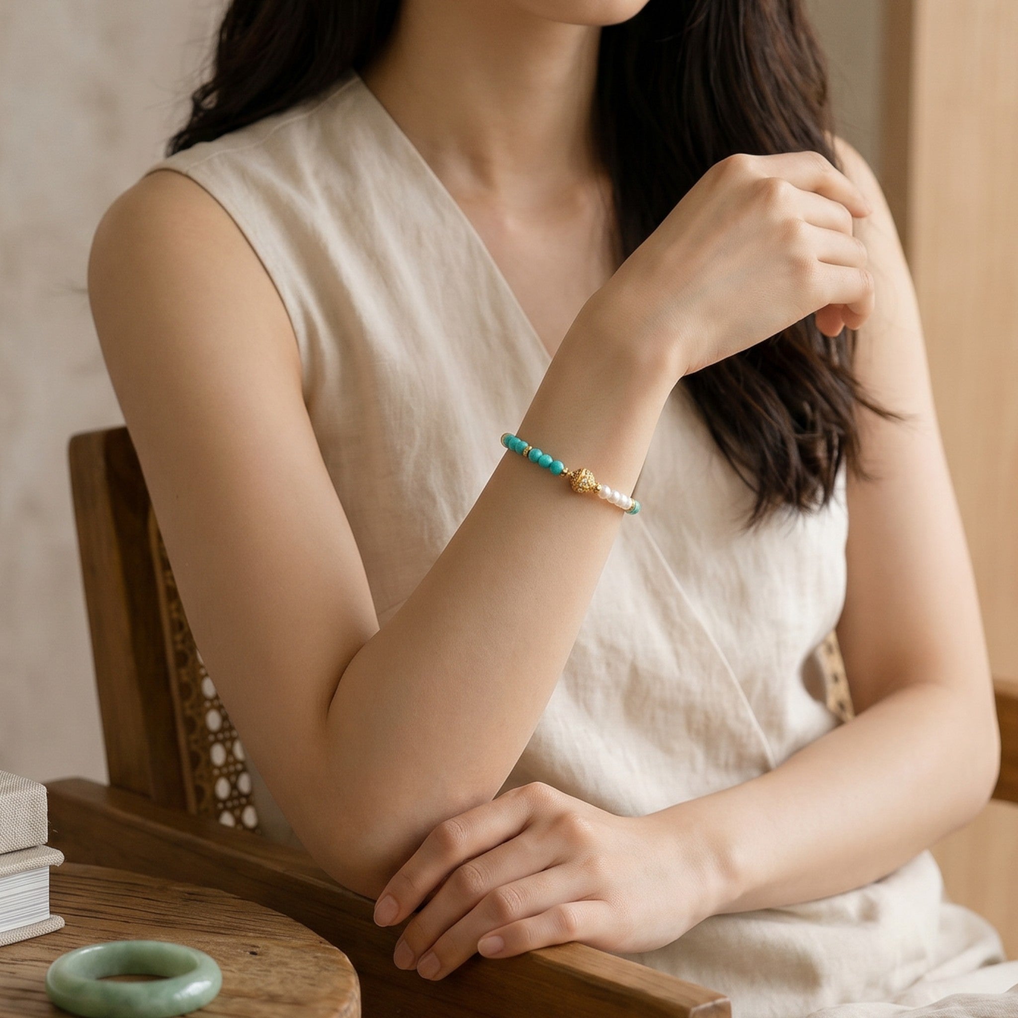 Sylvia Jewelry 绿松石珍珠手链,金色球形点缀,适合日常佩戴。