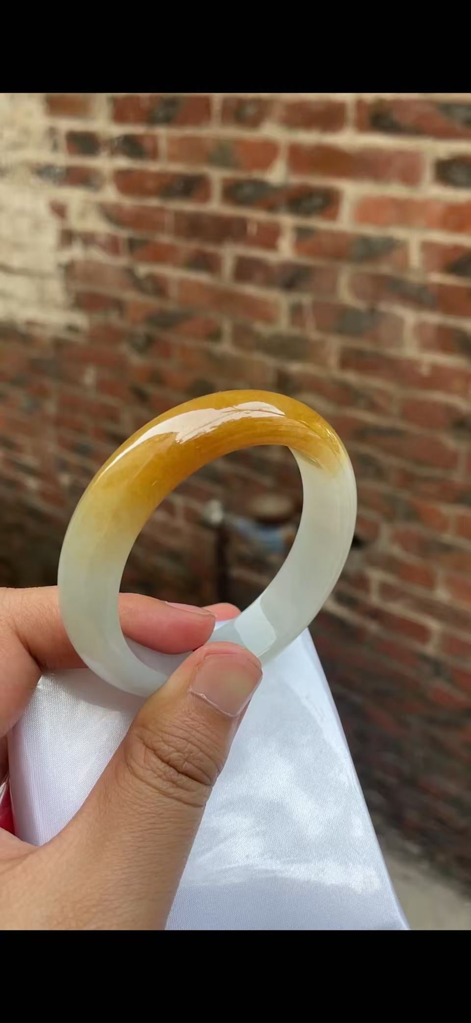 Golden Gradient – Yellow Jadeite Bangle｜SylviaJewel Vancouver