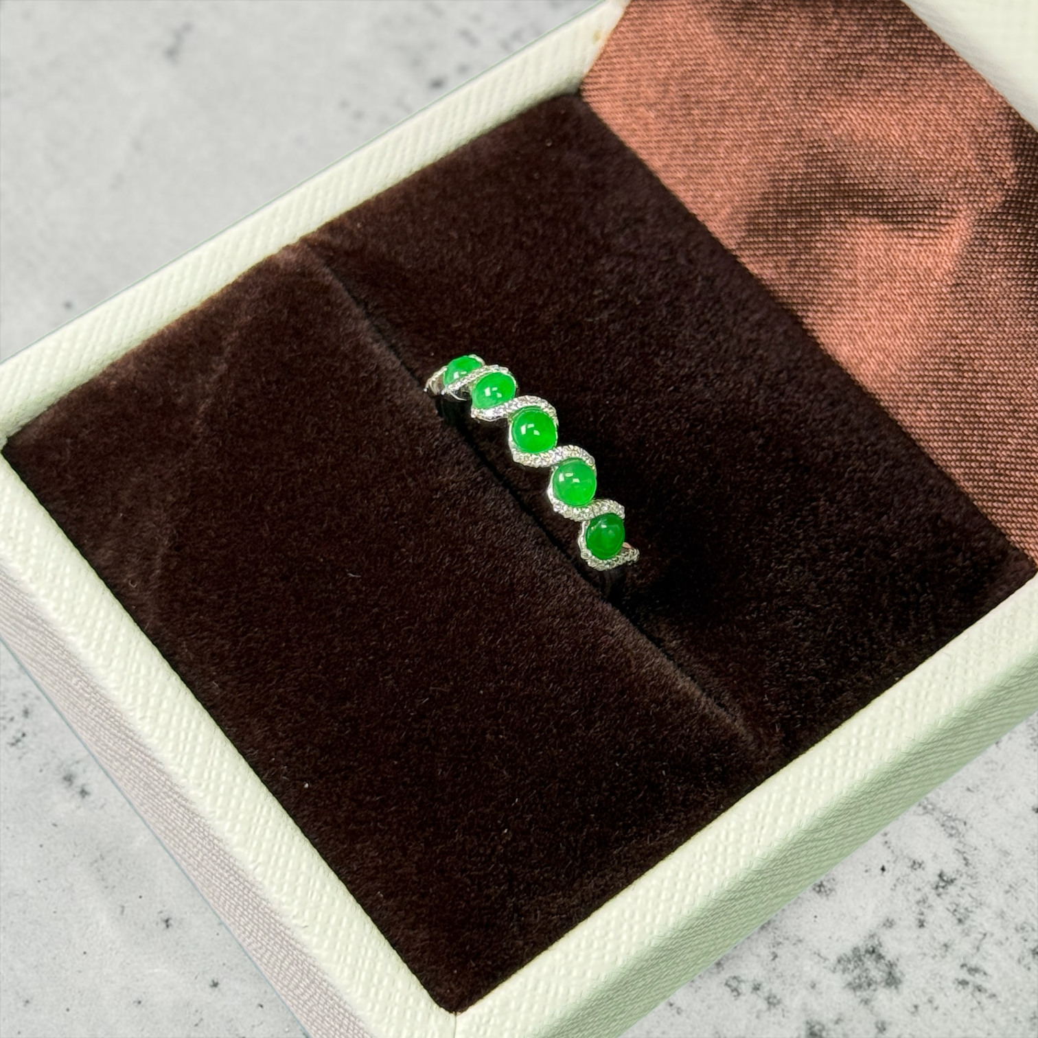 Emerald Rhythm – Natural Jadeite Ring | 18K Gold