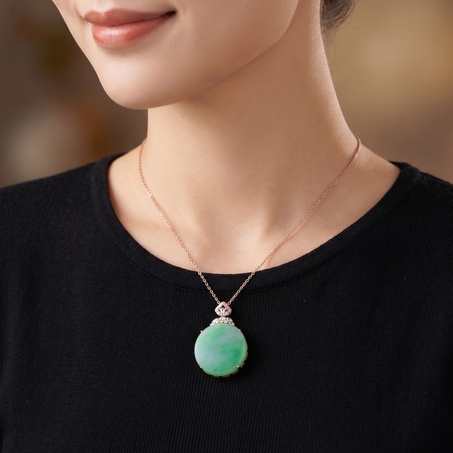 Sylvia Jewelry 18K金镶天然翡翠圆牌吊坠，柔和的薄荷绿色，经典圆形设计，适合日常佩戴。