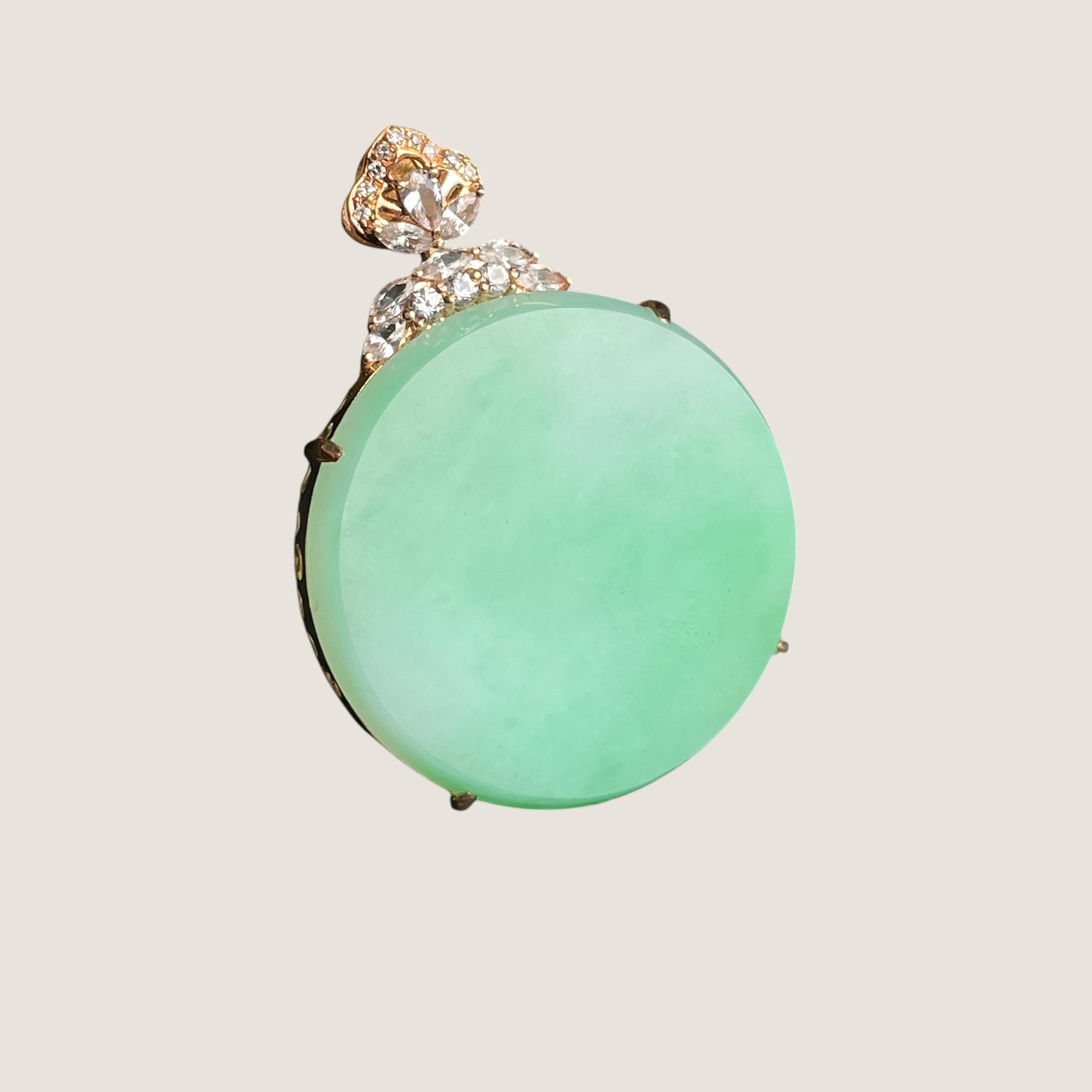 Sylvia Jewelry 18K金镶嵌天然翡翠圆牌吊坠，柔和的薄荷绿色，经典圆形设计，适合日常佩戴。
