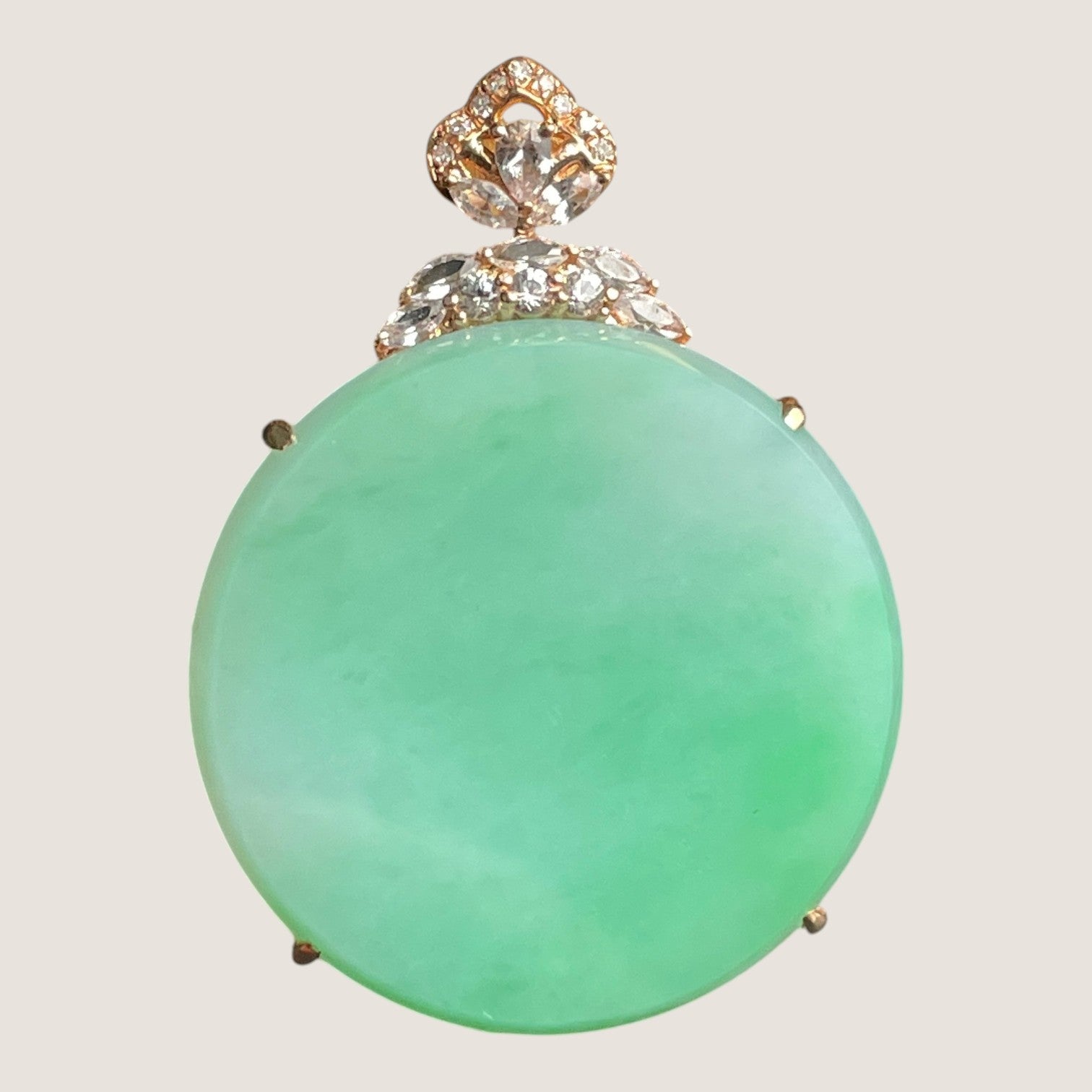 Sylvia Jewelry 18K金镶嵌天然翡翠圆牌吊坠，柔和的薄荷绿色，半透明，经典圆形设计，适合日常佩戴。