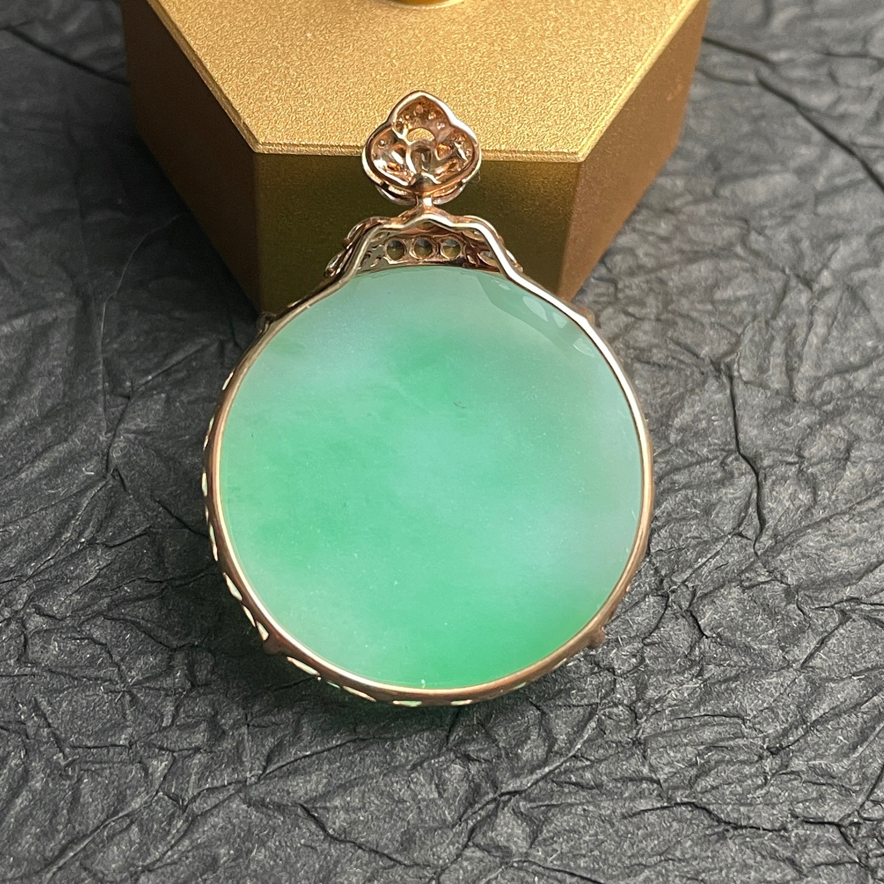 Sylvia Jewelry 18K金镶嵌天然翡翠圆牌吊坠，柔和的薄荷绿色，半透明，经典圆形设计，适合日常佩戴。