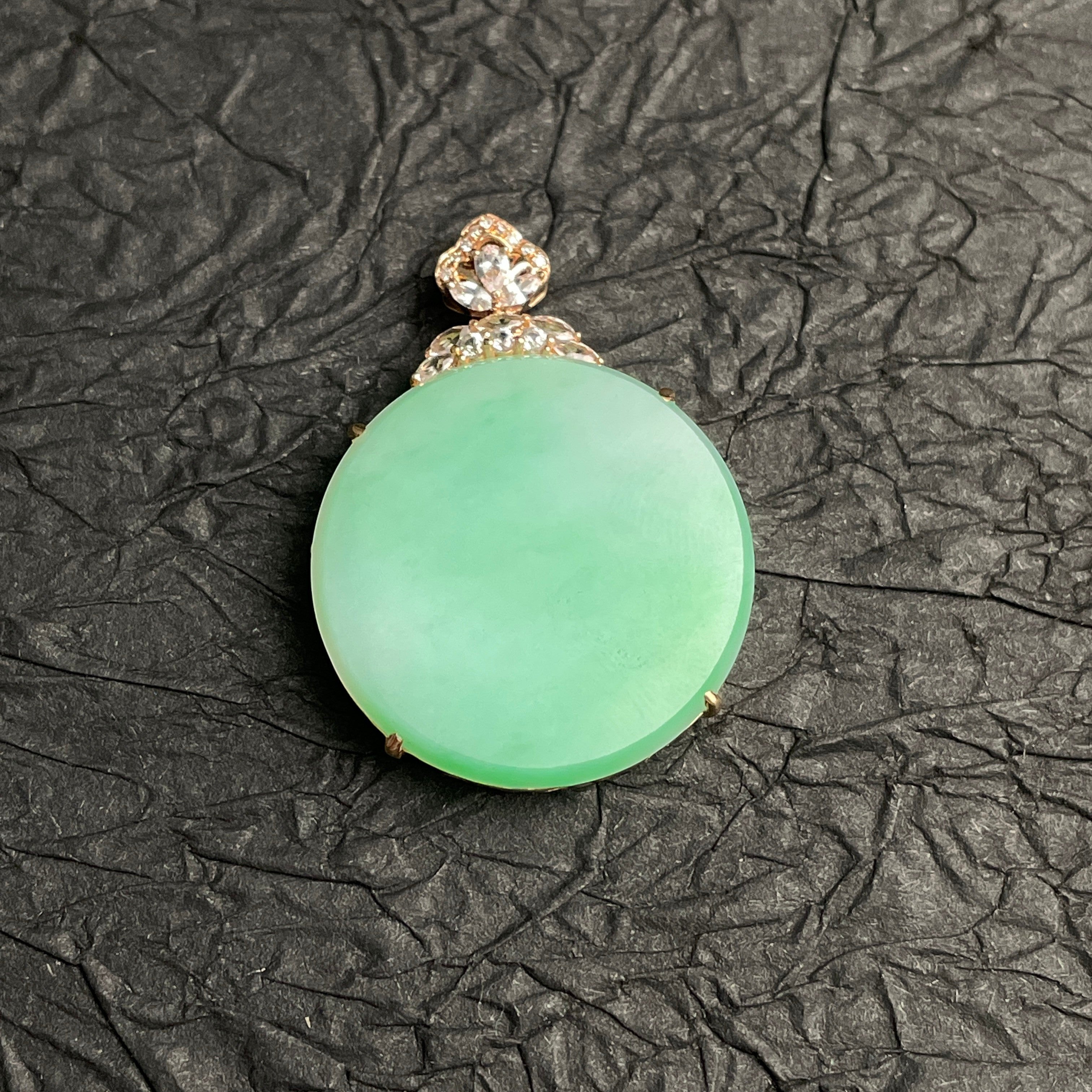 Sylvia Jewelry 18K金镶嵌天然翡翠圆牌吊坠，柔和的淡绿色，经典圆形设计，适合日常佩戴。