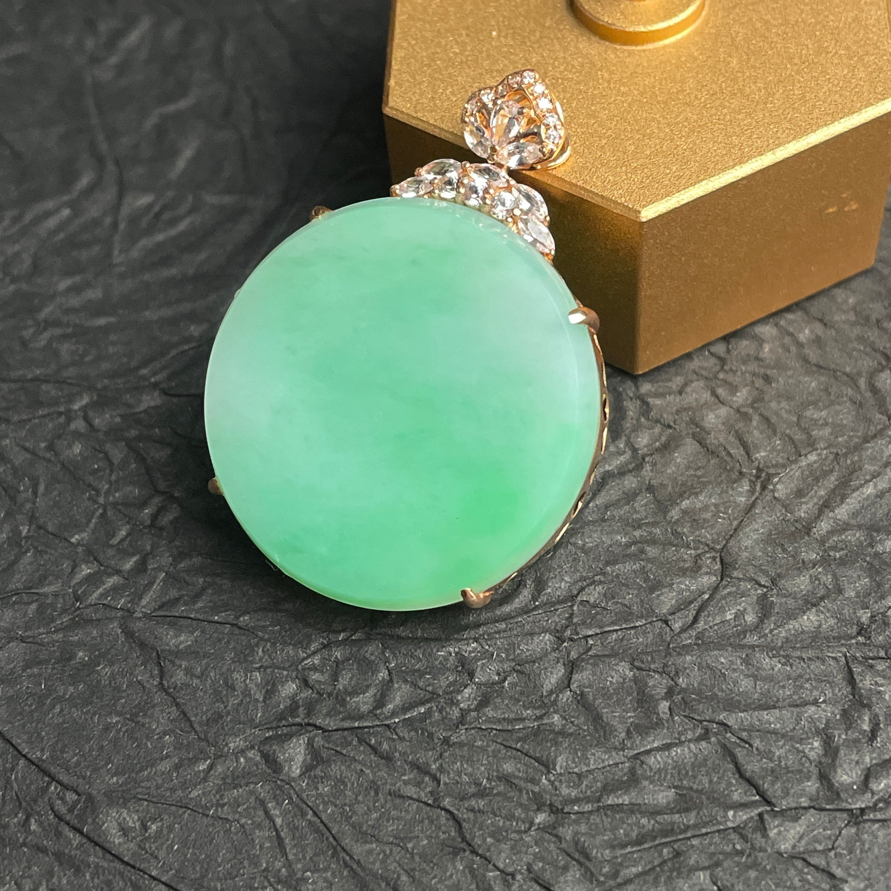 Sylvia Jewelry 18K金镶嵌天然翡翠圆牌吊坠，淡绿色，简约经典设计，适合日常佩戴。
