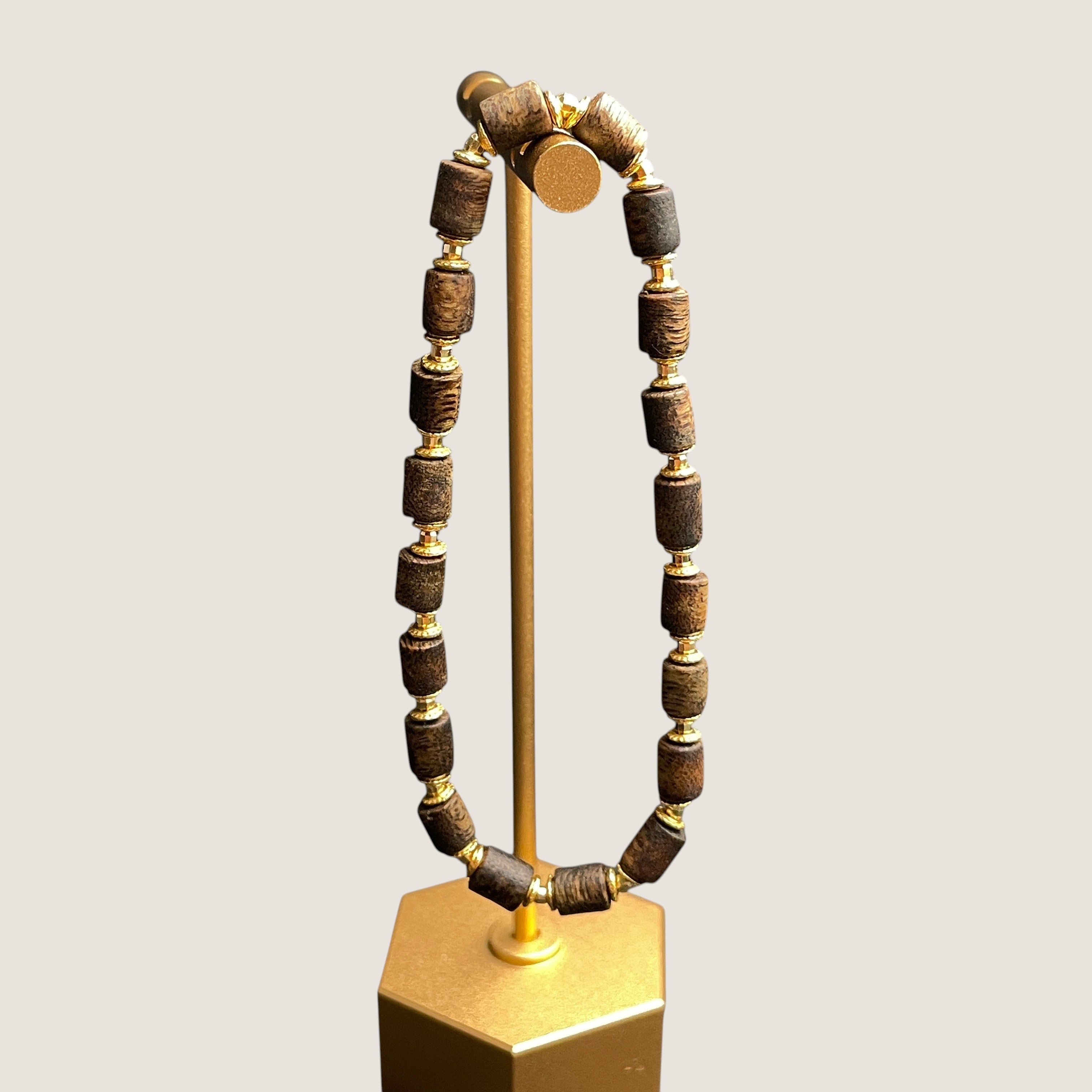 Sylvia Jewelry 沉香木桶珠手链，金色调点缀，自然纹理，适合日常佩戴
