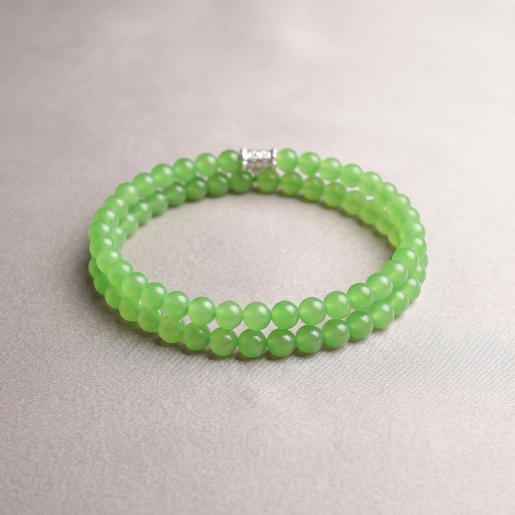 Sylvia Jewelry 6mm 苹果绿和田玉手链，配有金属搭扣，光滑抛光，适合日常佩戴