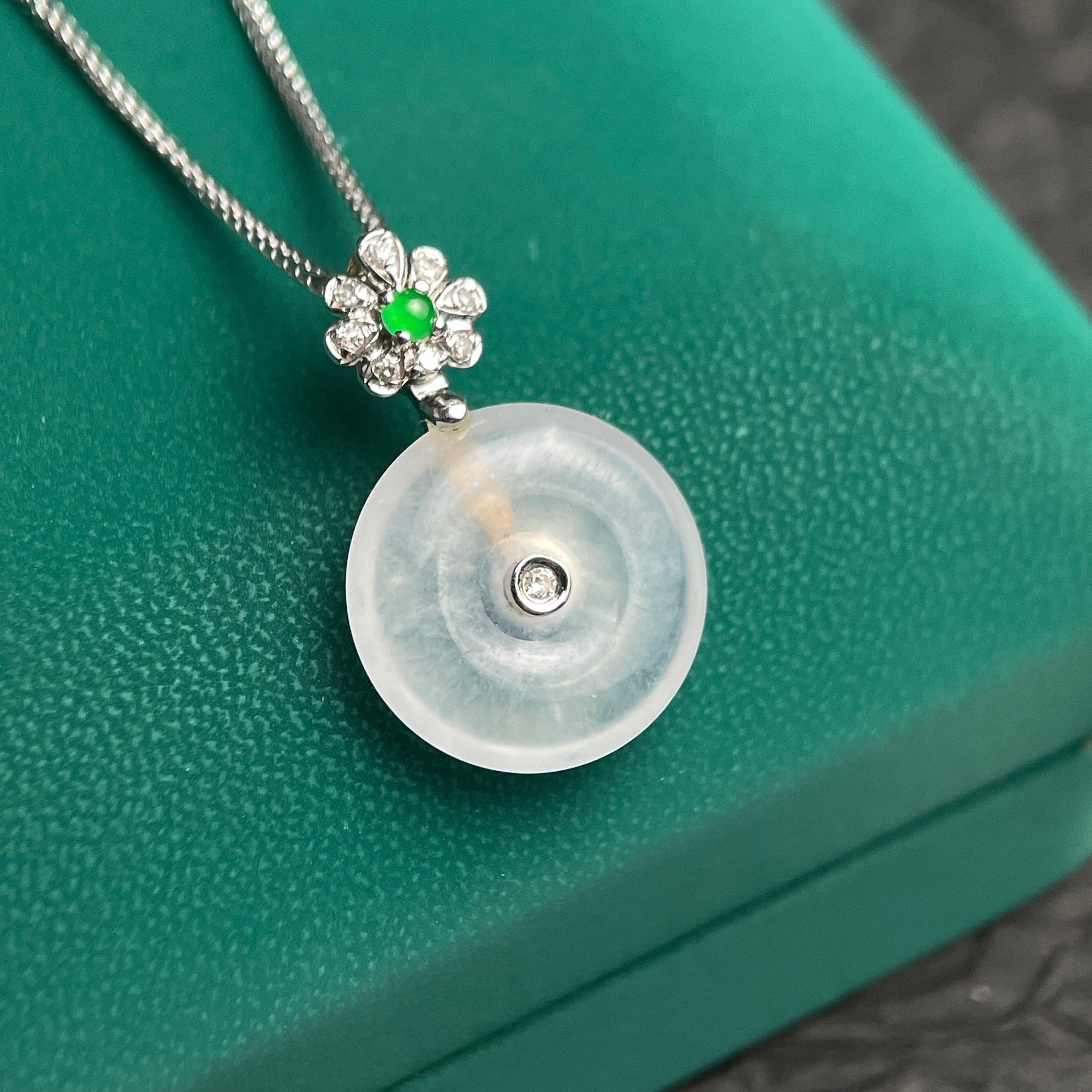Sylvia Jewelry 冰种翡翠平安扣吊坠，镶嵌钻石和绿宝石，搭配银链