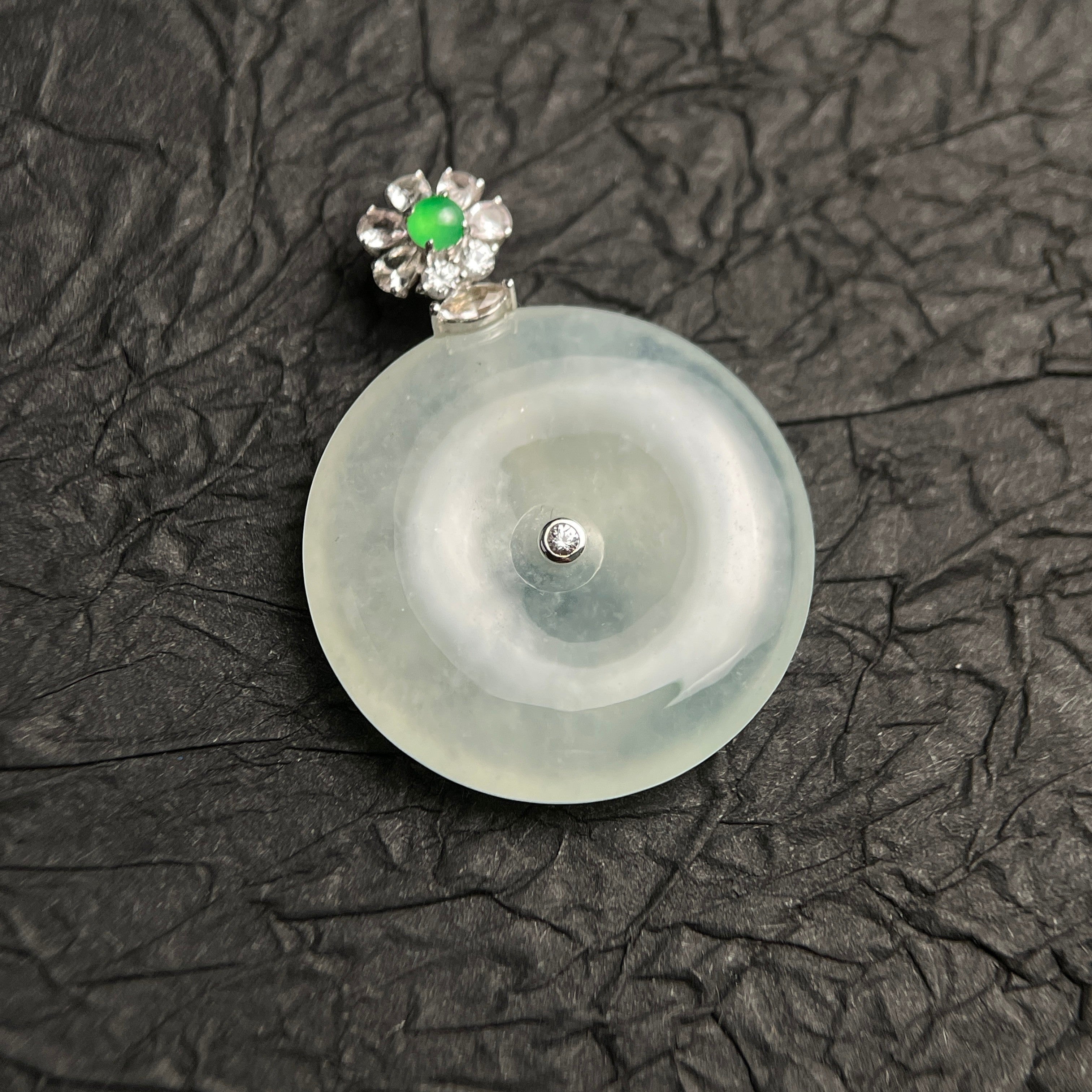 Sylvia Jewelry 冰种翡翠圆牌吊坠，镶嵌钻石和绿色宝石，设计精美，适合日常佩戴。