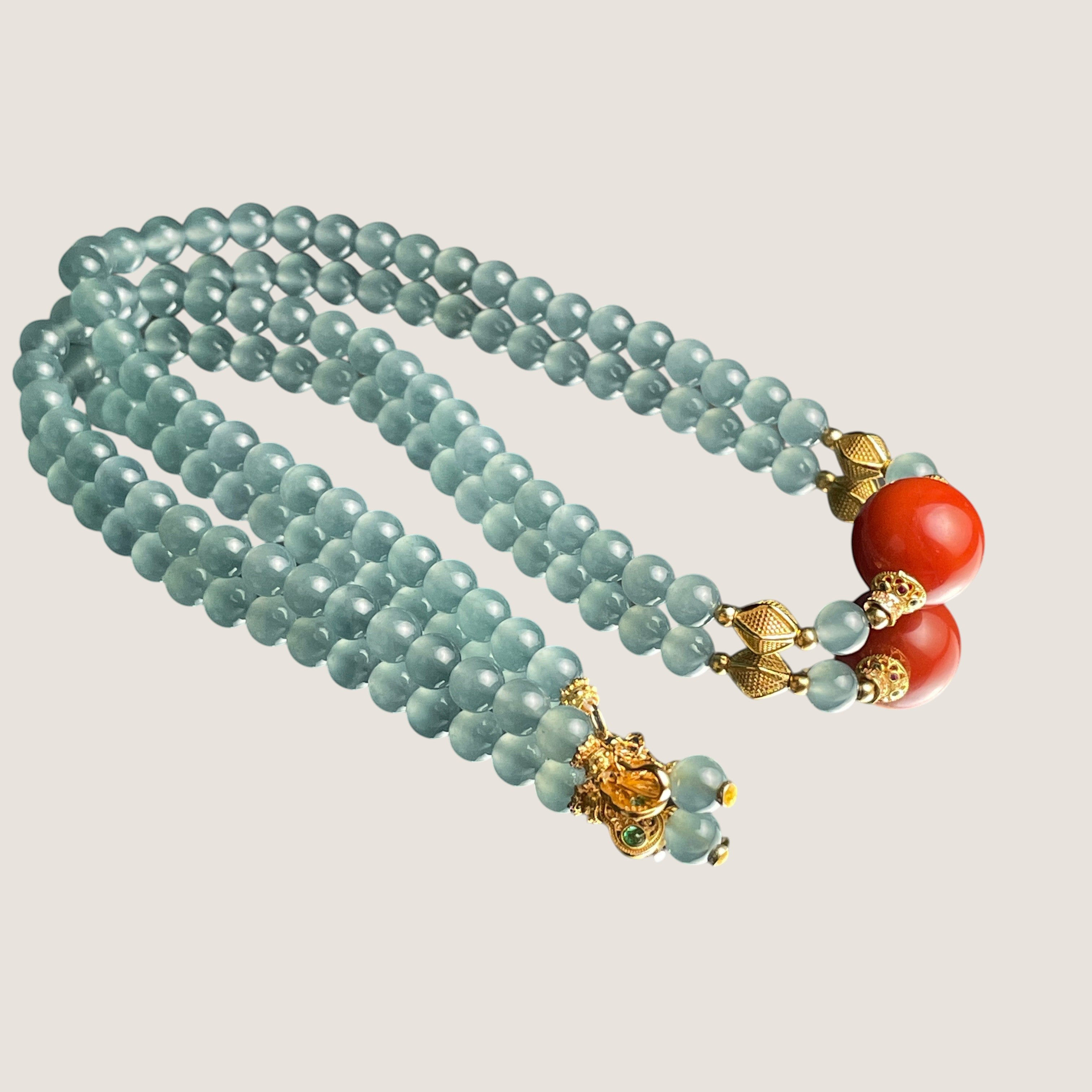 Sylvia Jewelry 冰种淡绿色翡翠珠串，搭配红色玛瑙和金色配饰，精致典雅。