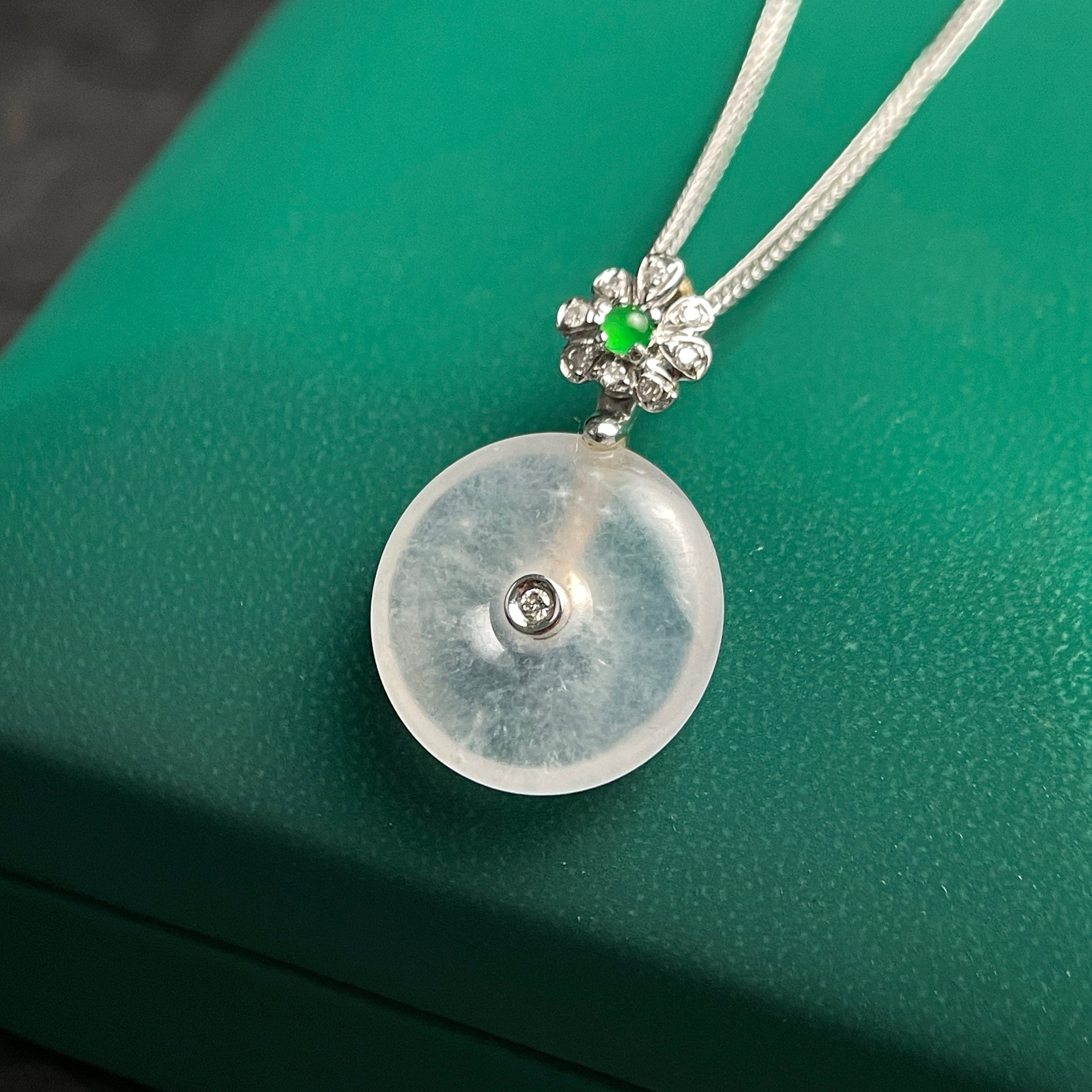 Sylvia Jewelry 冰种翡翠平安扣吊坠，镶嵌钻石和绿宝石花朵，简约时尚。