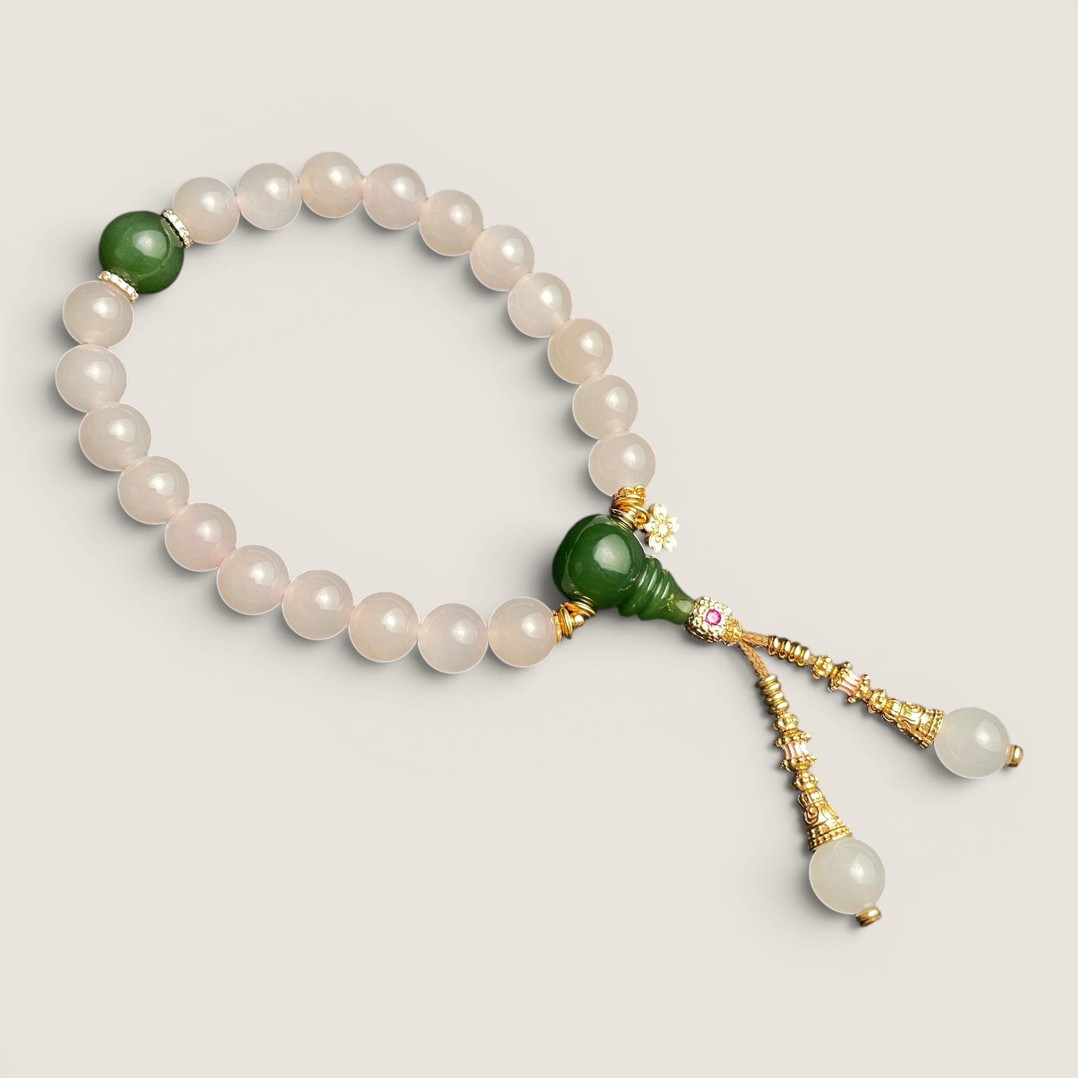 Sylvia Jewelry 粉色水晶珠串搭配绿色葫芦吊坠和白色水晶球流苏，精致典雅。