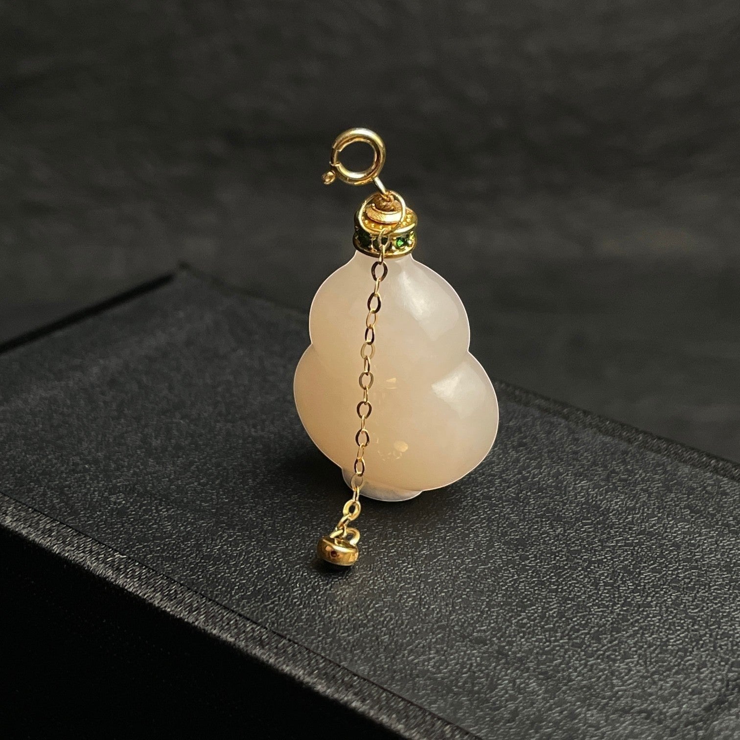 Sylvia Jewelry 浅粉色葫芦形玉石吊坠，配金色链条和绿色宝石点缀，适合搭配项链。