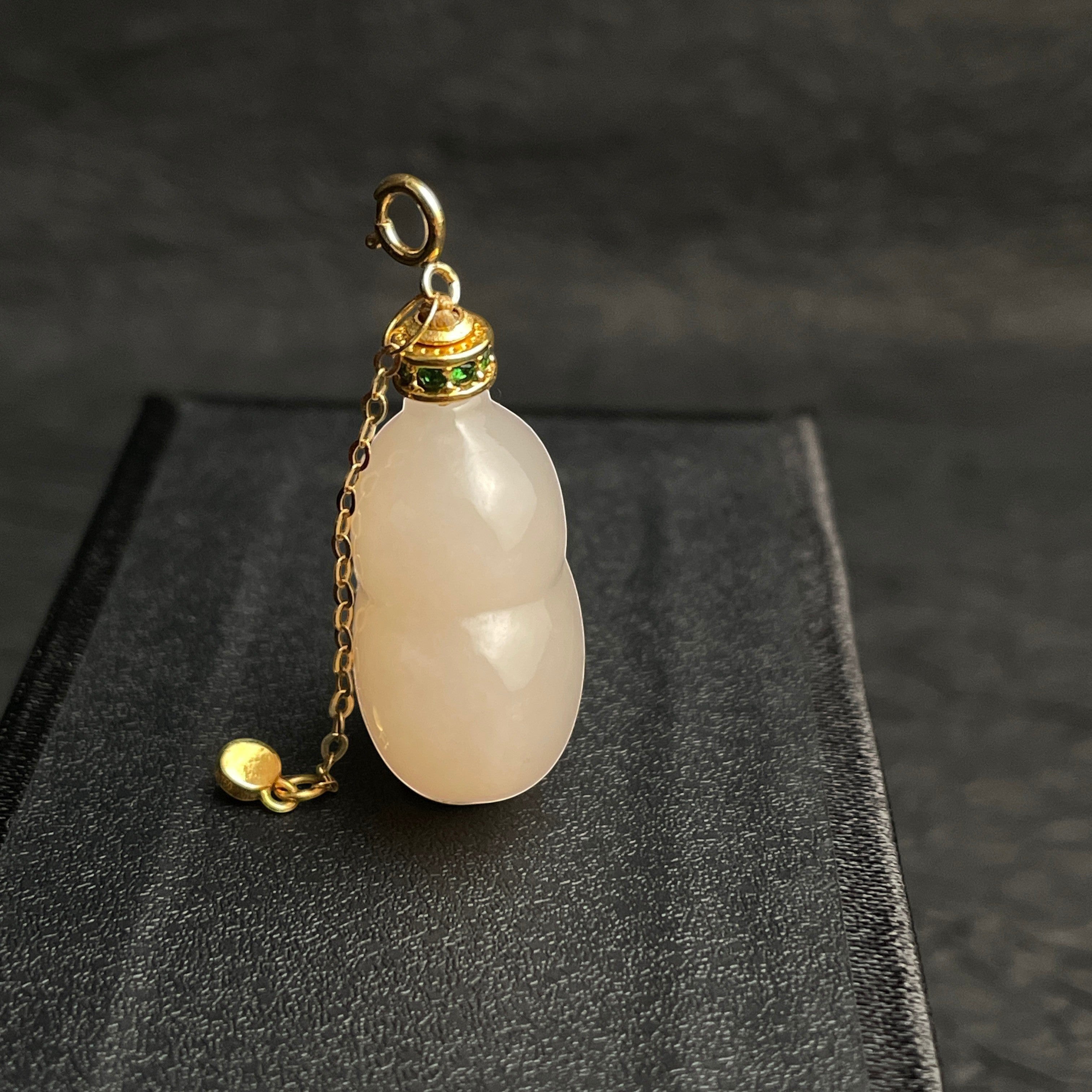 Sylvia Jewelry 浅粉色葫芦形玉石吊坠，镶嵌绿色宝石，配有金色链条和珠子。