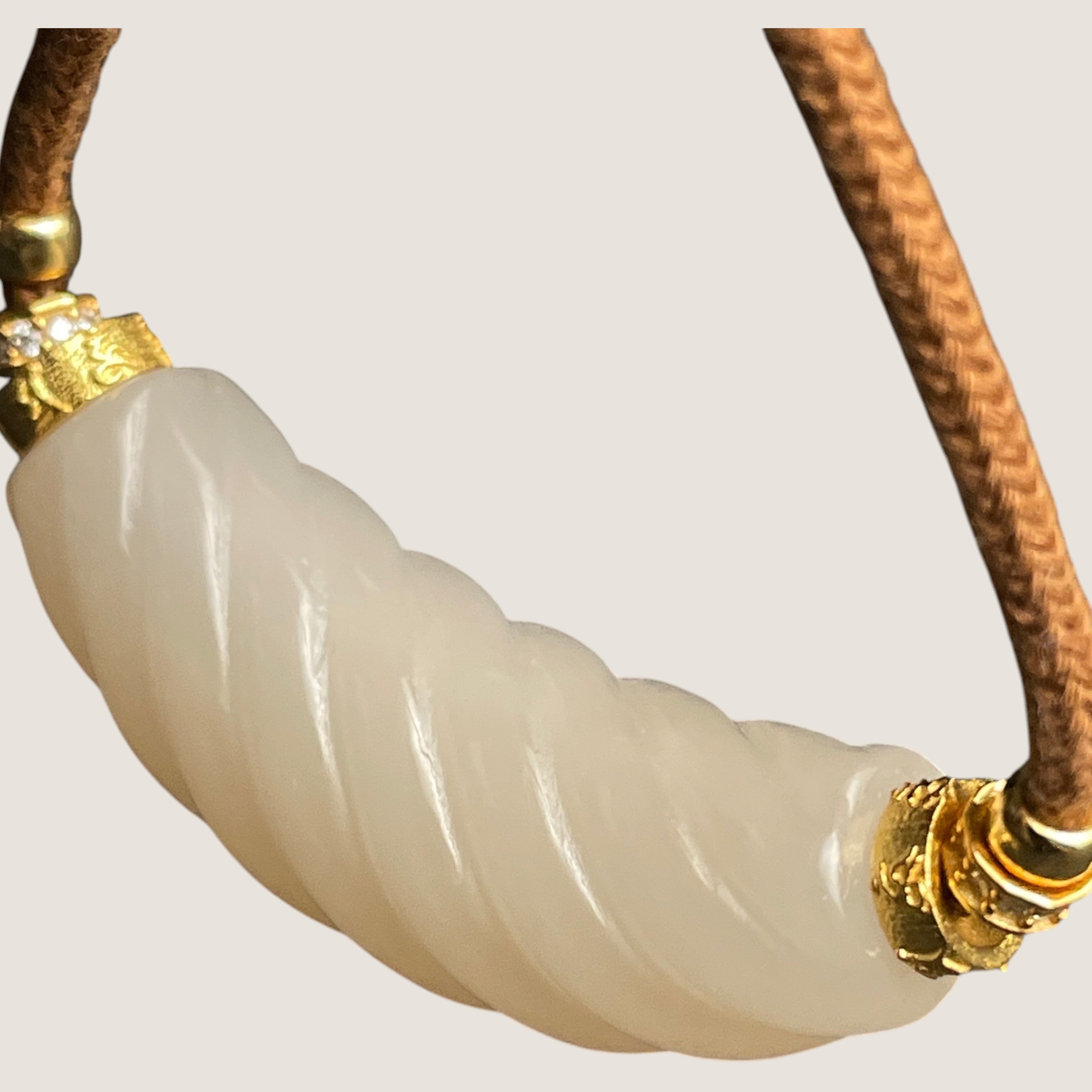 Sylvia Jewelry 扭转粉色和田玉吊坠，金色镶嵌，搭配棕色编织绳